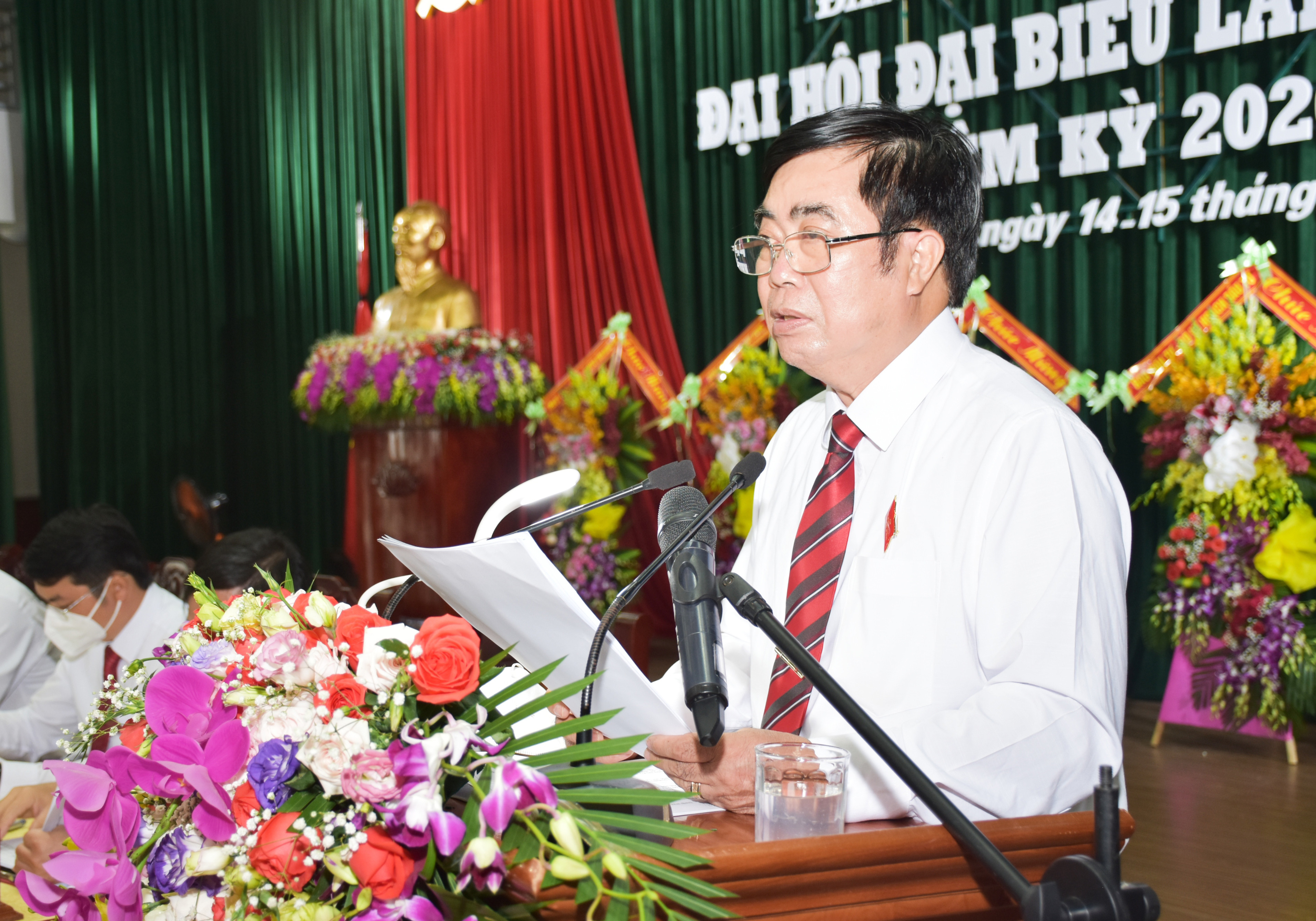 Chủ tịch UBND huyện Nam Đàn Đĩnh Xuân Quế báo cáo góp ý văn kiện đại hội