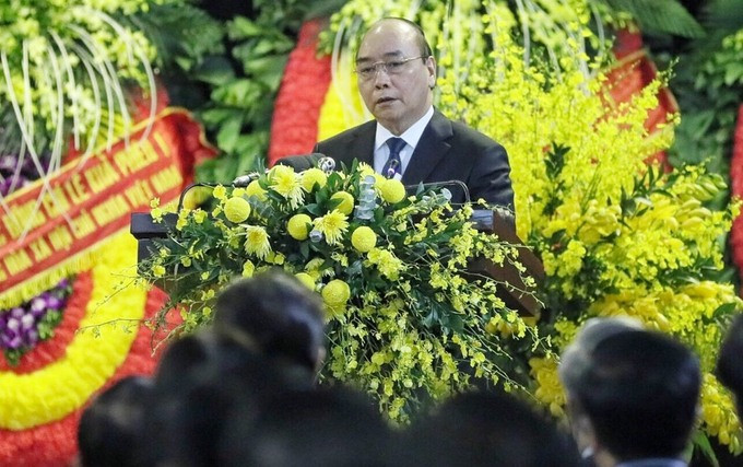 Thủ tướng Nguyễn Xuân Phúc đọc lời điếu nguyên Tổng bí thư Lê Khả Phiêu. Ảnh: Giang Huy