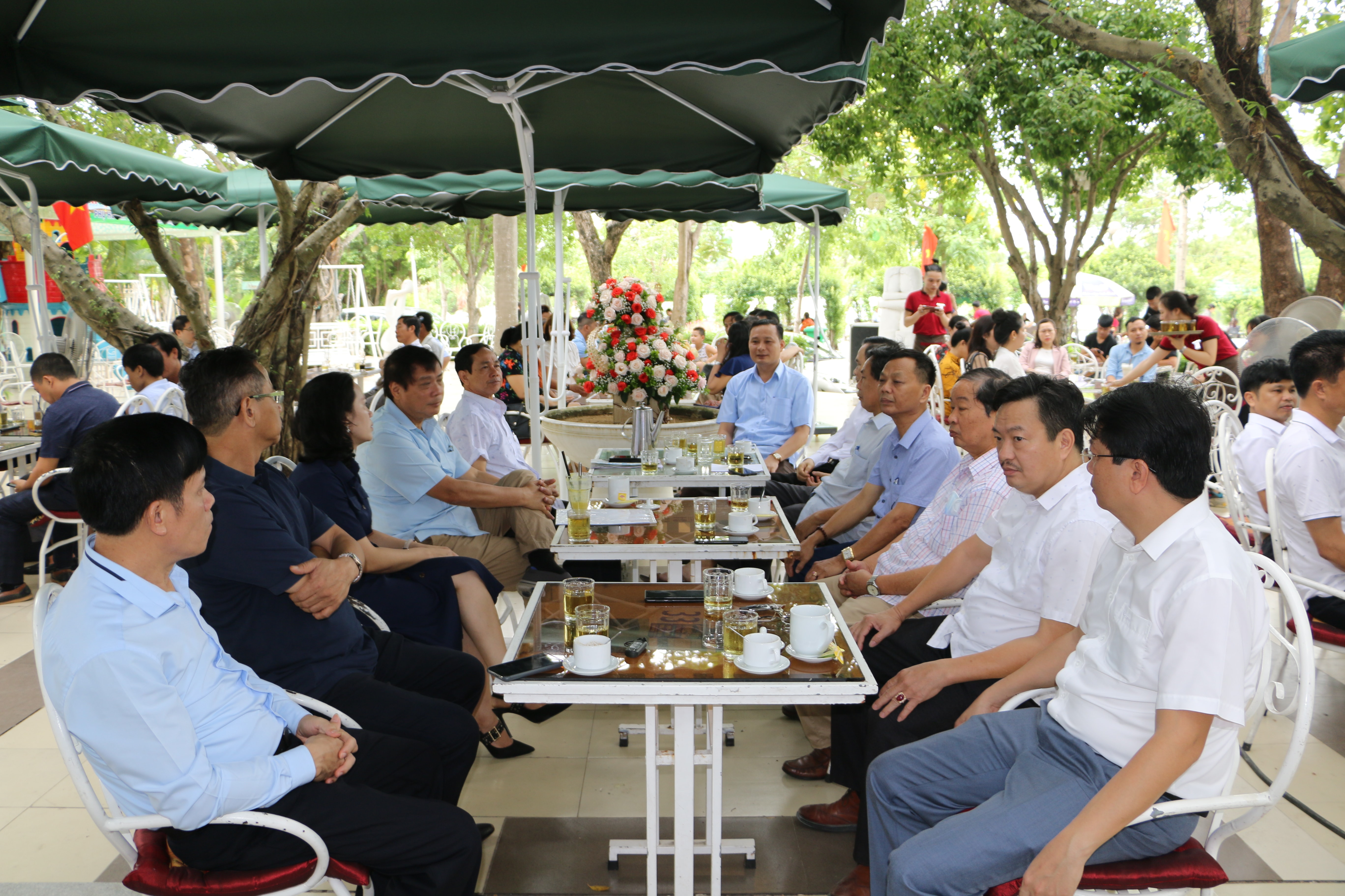 Đồng chí Trần Ngọc Tú - Phó Chủ tịch UBND thành phố Vinh và các Hiệp hội doanh nghiệp, doanh nhân dự buổi Tọa đàm. Ảnh: Nguyễn Hải