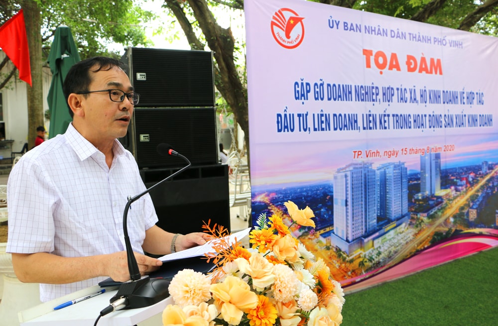 Đồng chí Trần Quang Lâm -Phó Chủ tịch UBND thành phố Vinh báo cáo tình hình hoạt động hợp tác đầu tư và liên kết, liên doanh của doanh nghiệp, các hộ kinh doanh thành phố. Ảnh: Nguyễn Hải