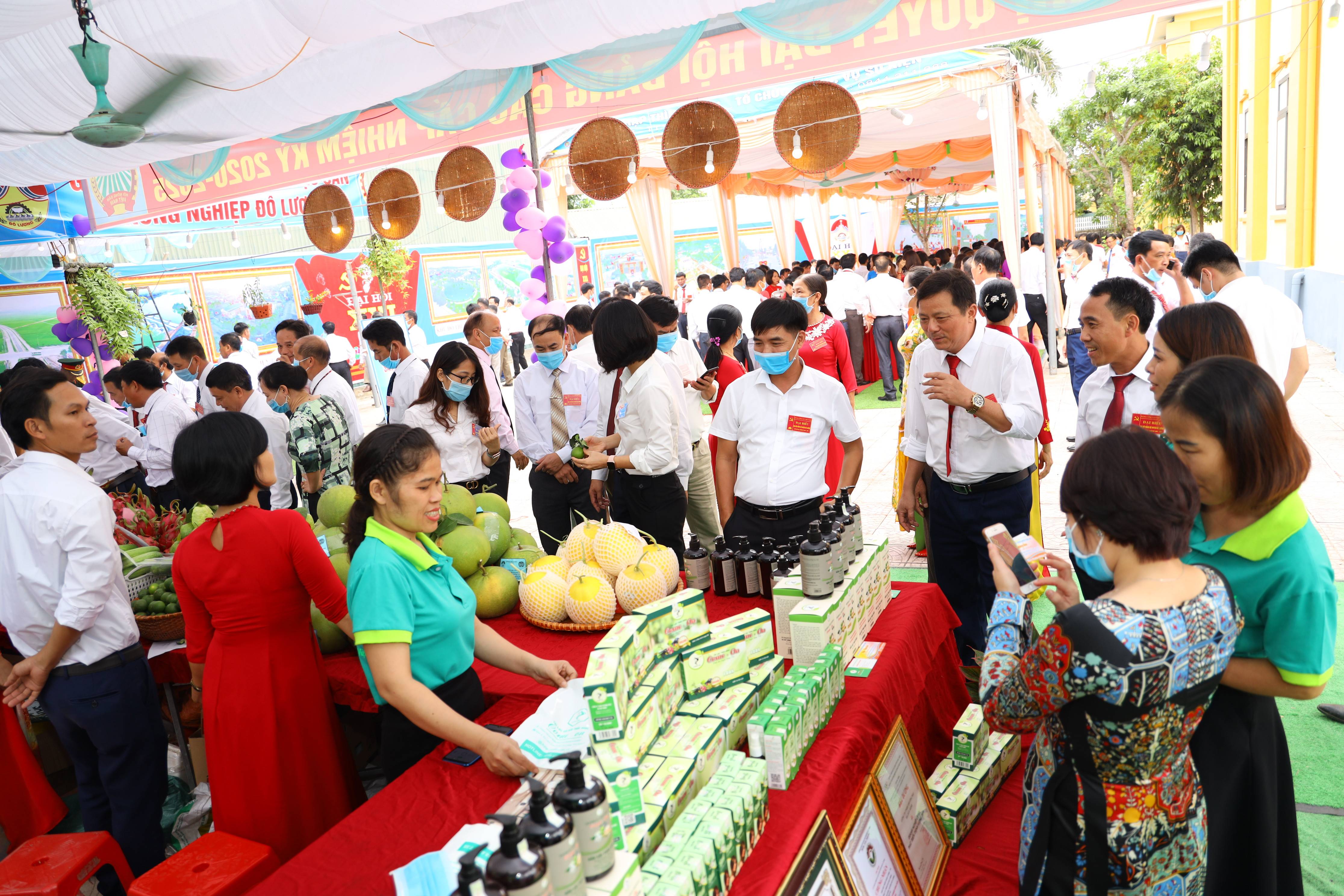 Nhiều sản phẩm đặc trưng của Đô Lương được trưng bày, giới thiệu bên lề Đại hội Đại biểu Đảng bộ huyện. Ảnh Nguyên Nguyên