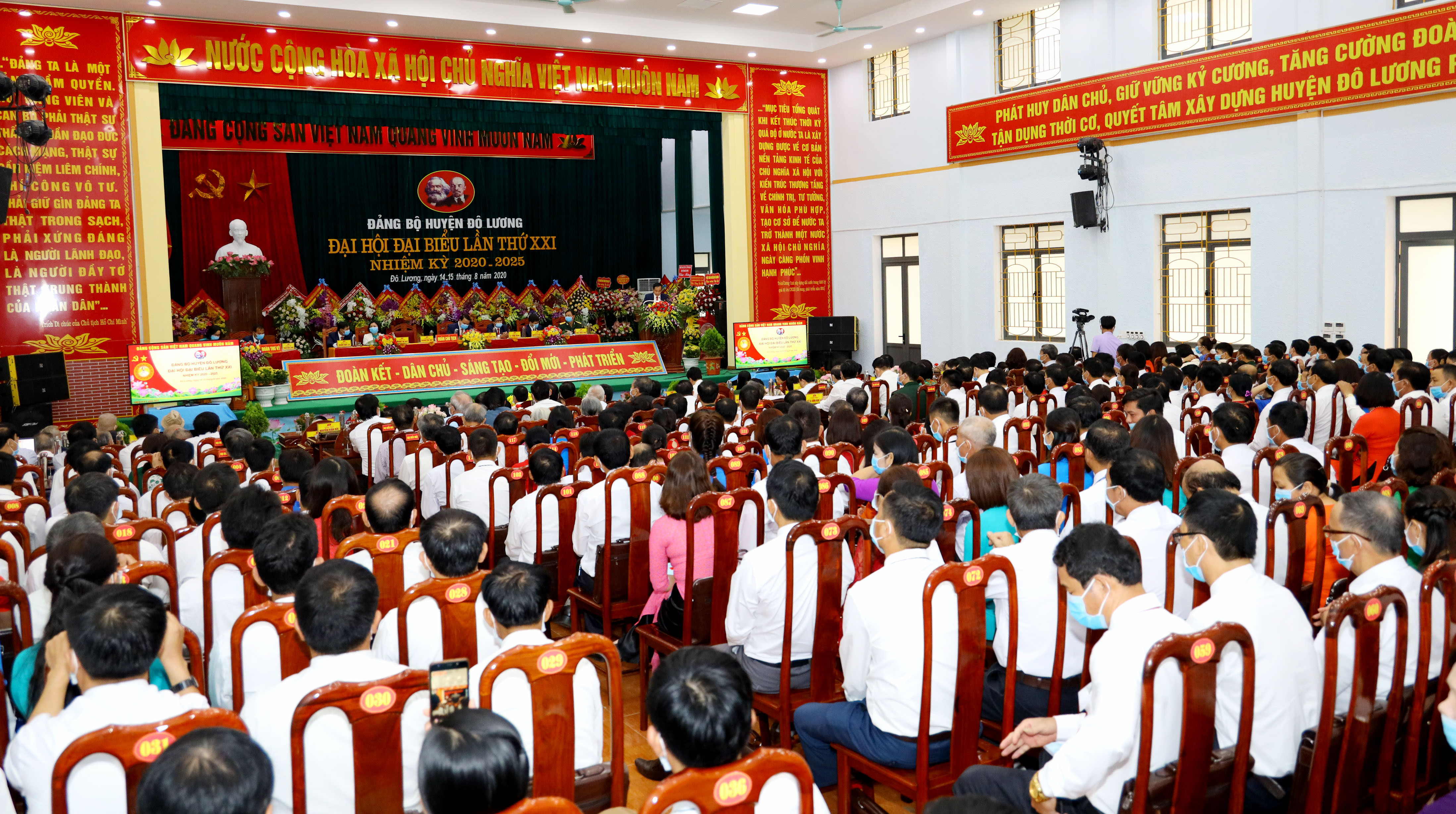 Toàn cảnh phiên chính thức Đại hội Đại biểu Đảng bộ huyện Đô Lương, nhiệm kỳ 2020-2025. Ảnh Nguyên Nguyên