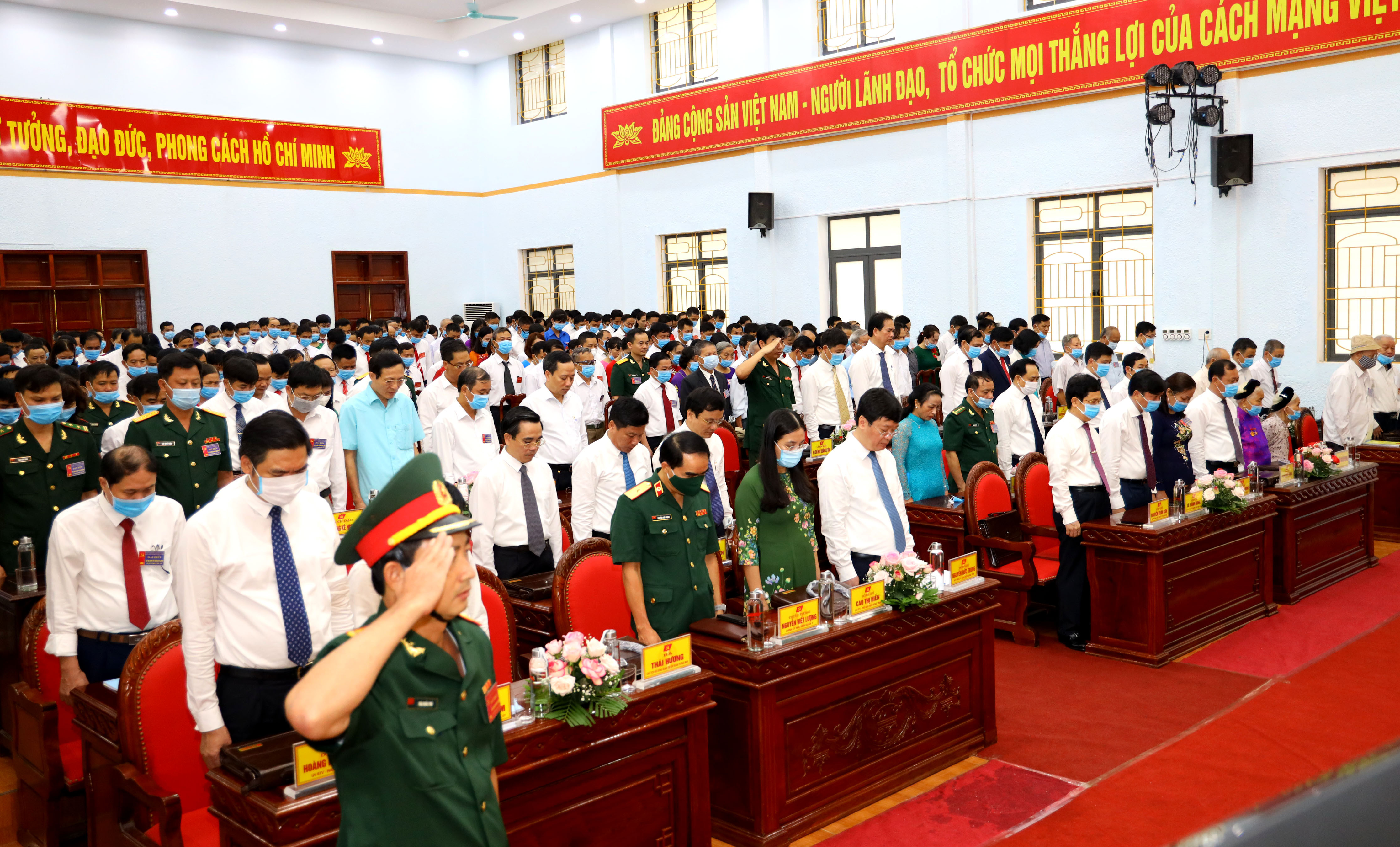 Đại hội thực hiện nghi thức chào cờ, tưởng niệm Chủ tịch Hồ Chí Minh, các anh hùng liệt sỹ đã hy sinh vì độc lập dân tộc, hòa bình của Tổ quốc và tưởng niệm nguyên Tổng Bí thư Lê Khả Phiêu. Ảnh Nguyên Nguyên
