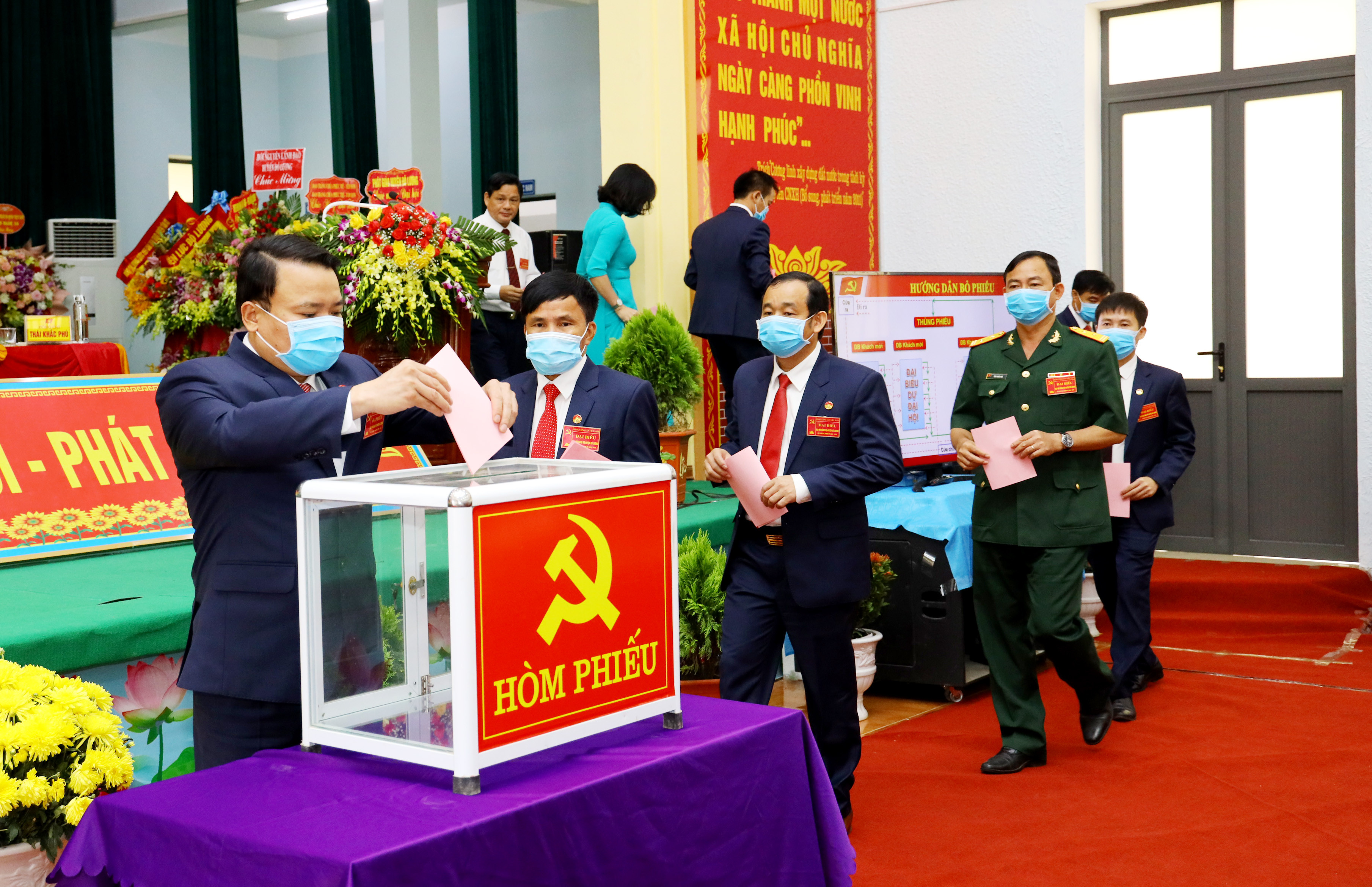 Các đồng chí Đoàn Chủ tịch Đại hội bỏ phiếu bầu Ban chấp hành Đảng bộ huyện Đô Lương, nhiệm kỳ 2020-2025. Ảnh Nguyên Nguyên