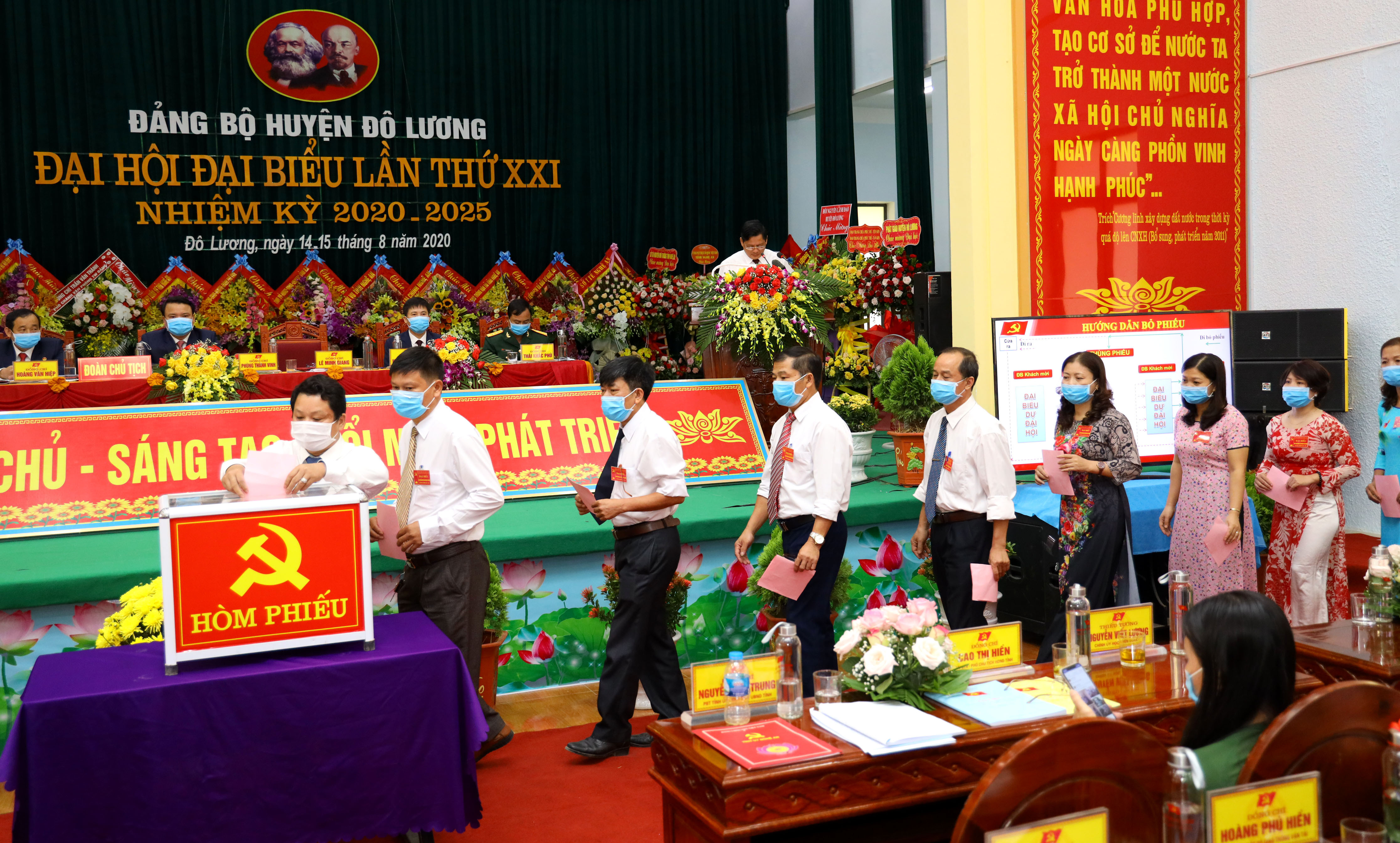 Đại biểu bầu Ban chấp hành Đảng bộ huyện Đô Lương, nhiệm kỳ 2020-2025. Ảnh Nguyên Nguyên