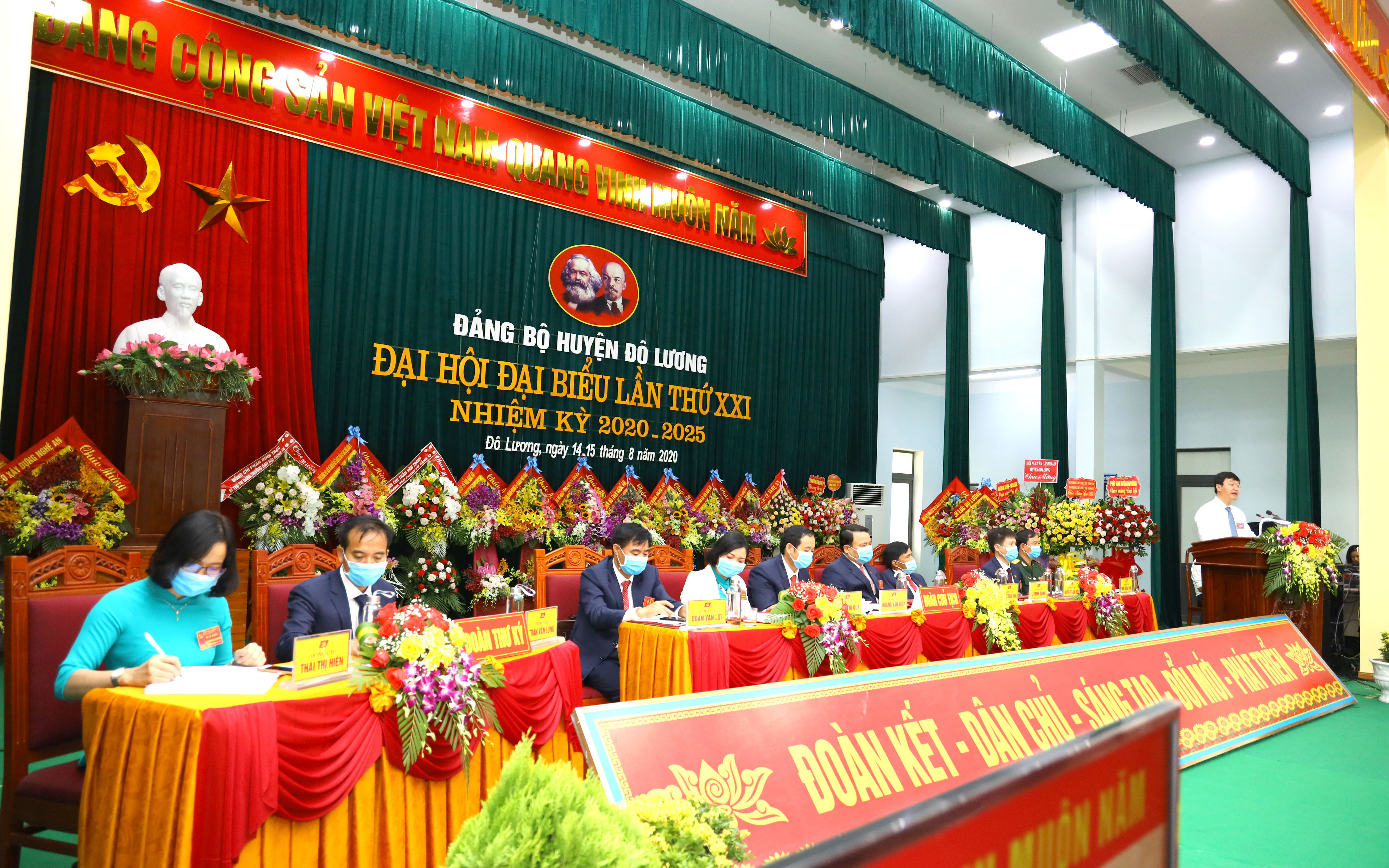 Đoàn Chủ tịch và Đoàn thư ký Đại hội Đại biêu Đảng bộ huyện Đô Lương, nhiệm kỳ 2020-2025. Ảnh Nguyên Nguyên