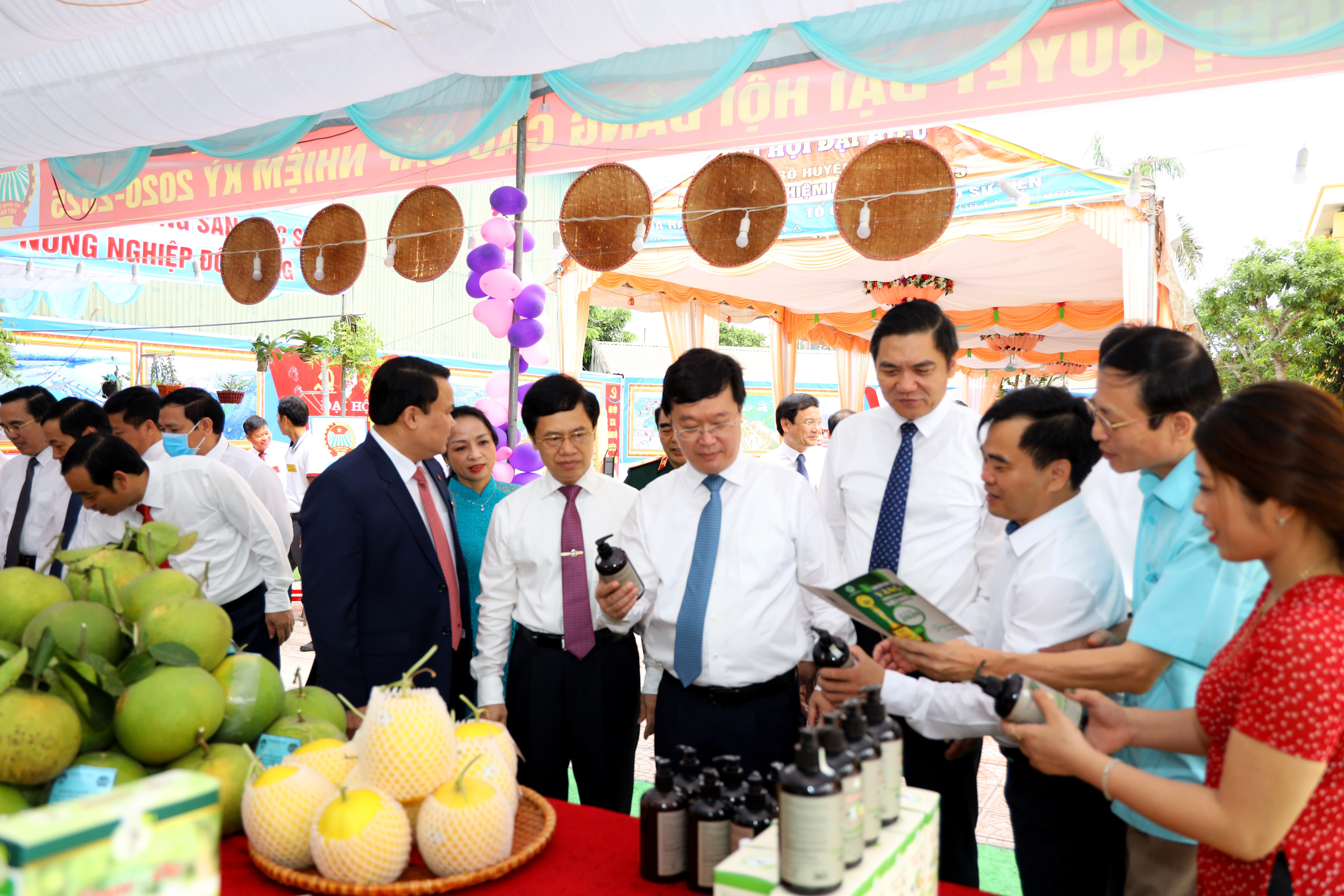 Các đồng chí lãnh đạo tỉnh, cùng các đại biểu tham quan các gian hàng sản phẩm đặc trưng của huyện Đô Lương tại Đại hội. Ảnh Nguyên Nguyên