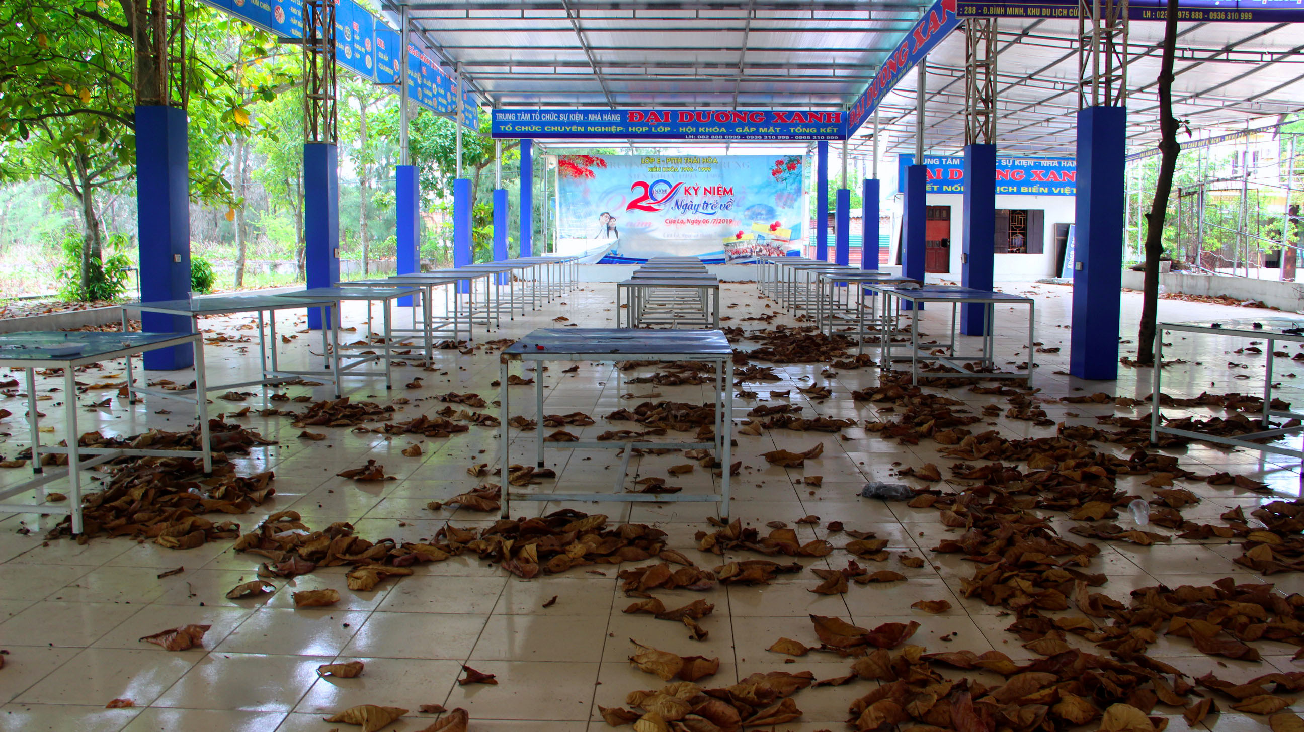 Một số nhà hàng ven biển Cửa Lò lâu ngày tạm dừng hoạt ddoongj, không có ai dọn dẹp, lá cây rụng đầy sân. Ảnh: Quang An