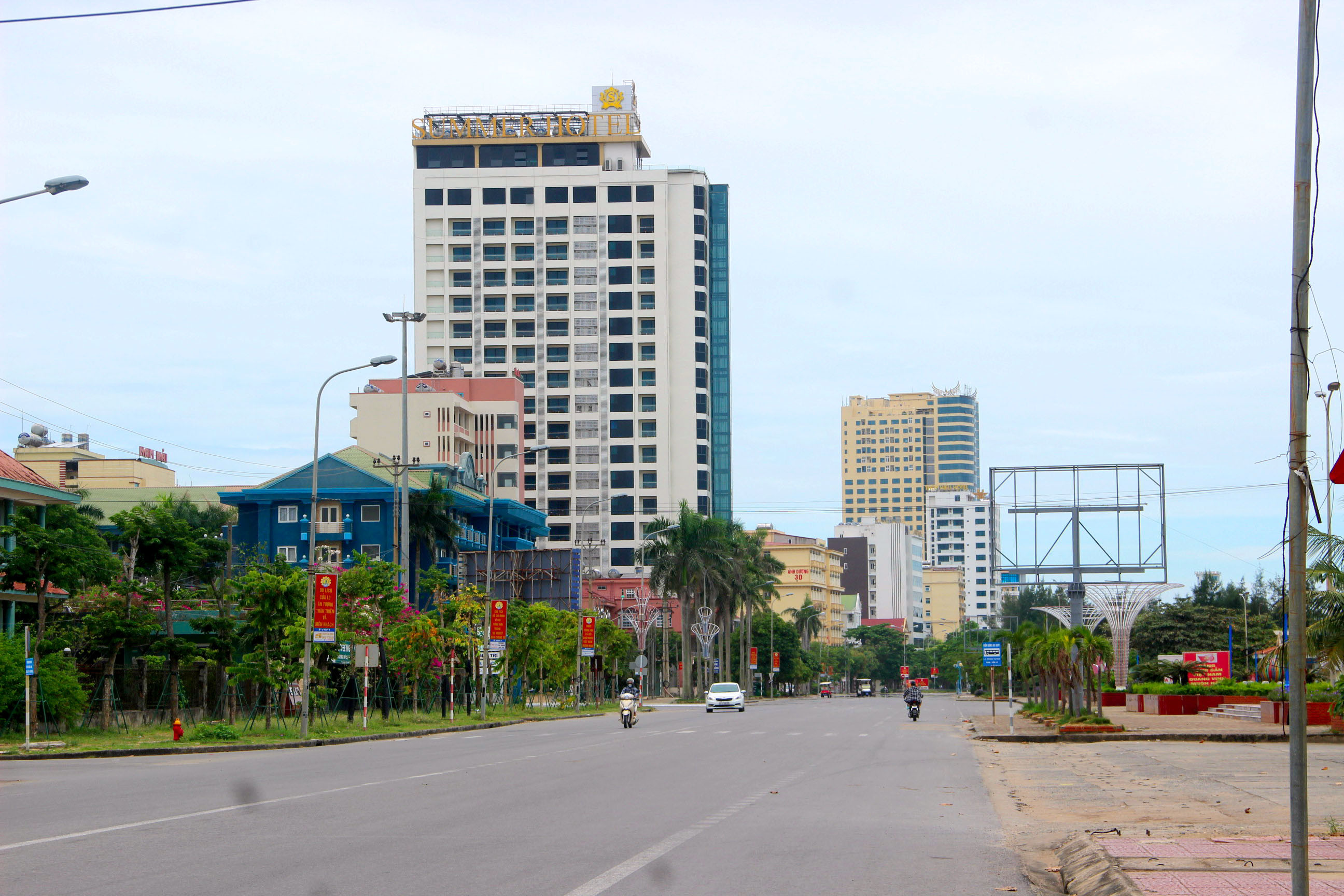 Mặc dù ngày nghỉ cuối tuần nhưng phố biển Cửa Lò khá đìu hiu, vắng vẻ trong chiều 15/8. Ảnh: Quang An