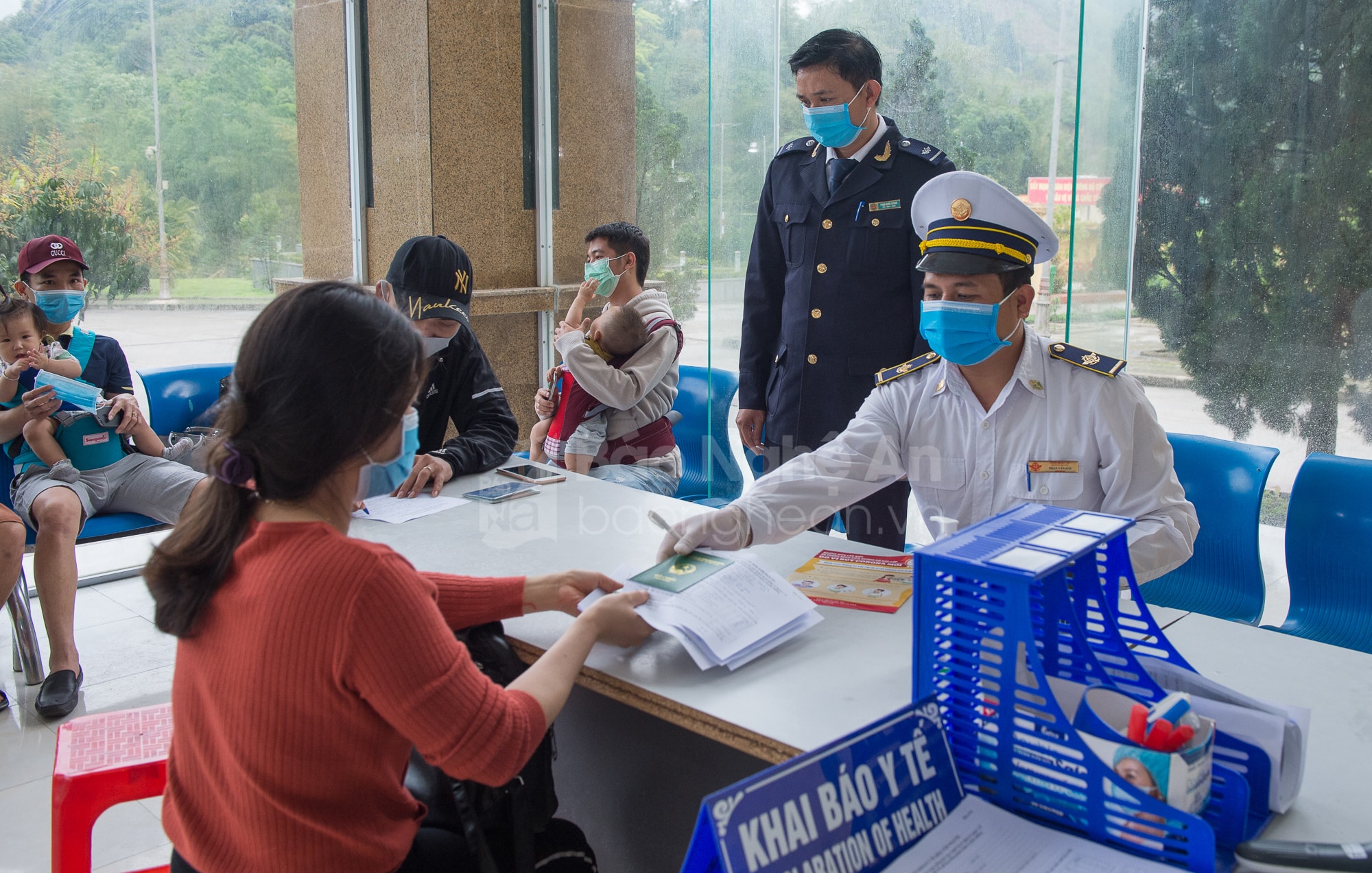 Khai báo y tế tại Cửa khẩu Quốc tế Nậm Cắn. Ảnh: Thành Cường