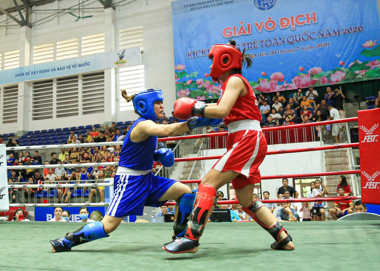 Lê Thị Khánh Huyền trong trận chung kết giải Kickboxing trẻ toàn quốc năm 2020. Ảnh: Đức Anh
