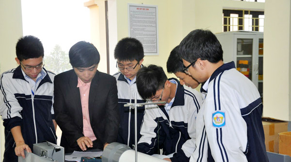 Lê Xuân Bảo và các bạn trong đội tuyển học sinh giỏi tại Trường THPT chuyên Phan Bội Châu. Ảnh: MH