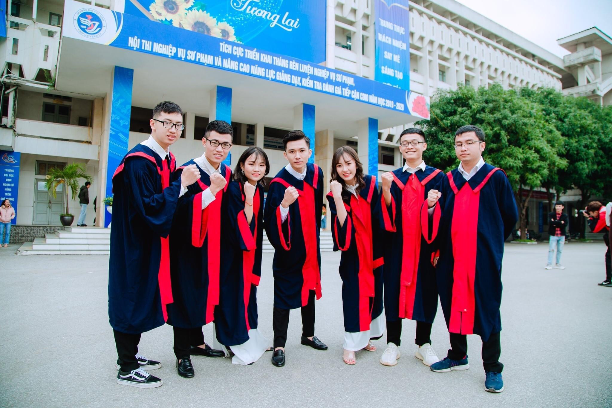 Lê Xuân Bảo (ngoài cùng bên phải) và các bạn tại Trường Đai học Vinh. Ảnh: NVCC