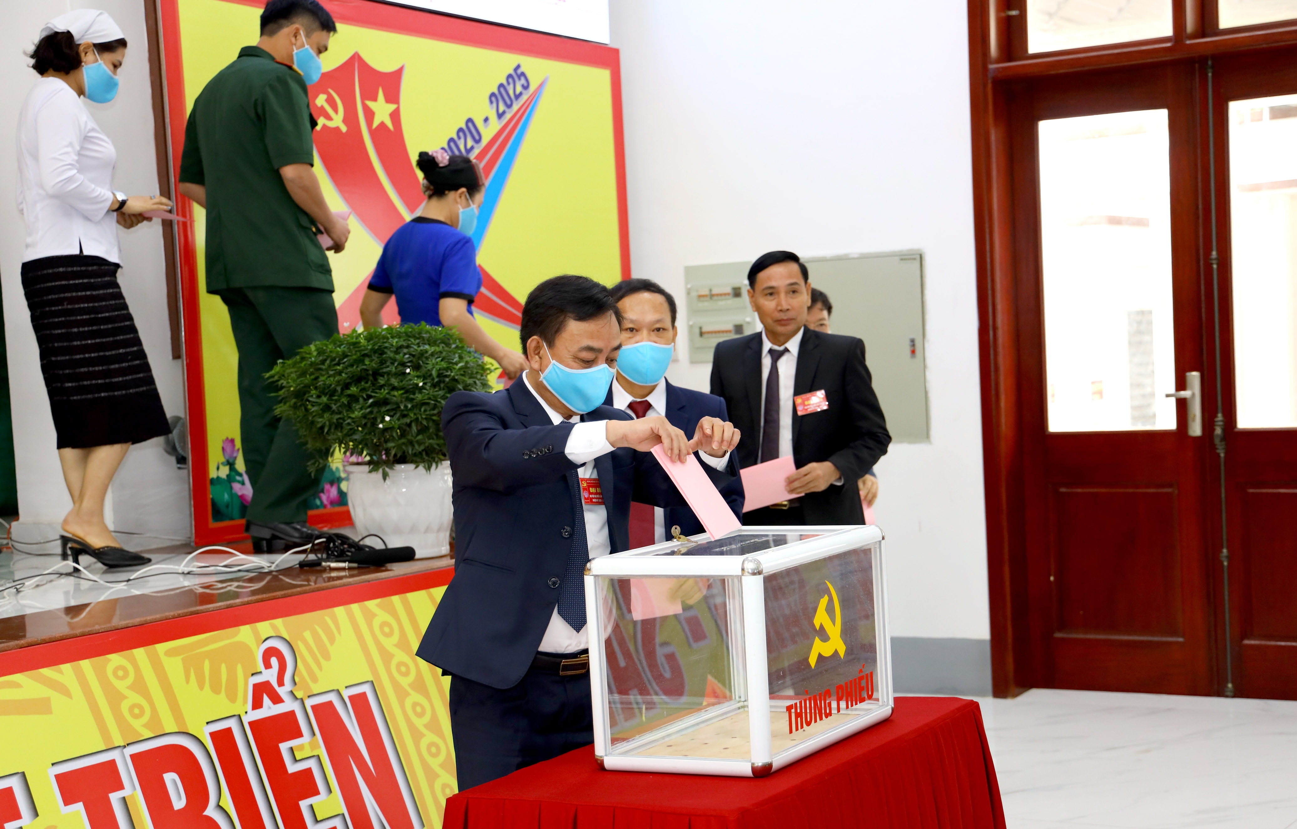 Đoàn Chủ tịch và thư ký tiến hành bỏ phiếu bầu BCH Đảng bộ huyện Quỳ Hợp, nhiệm kỳ 2020-2025. Ảnh Nguyên Sơn