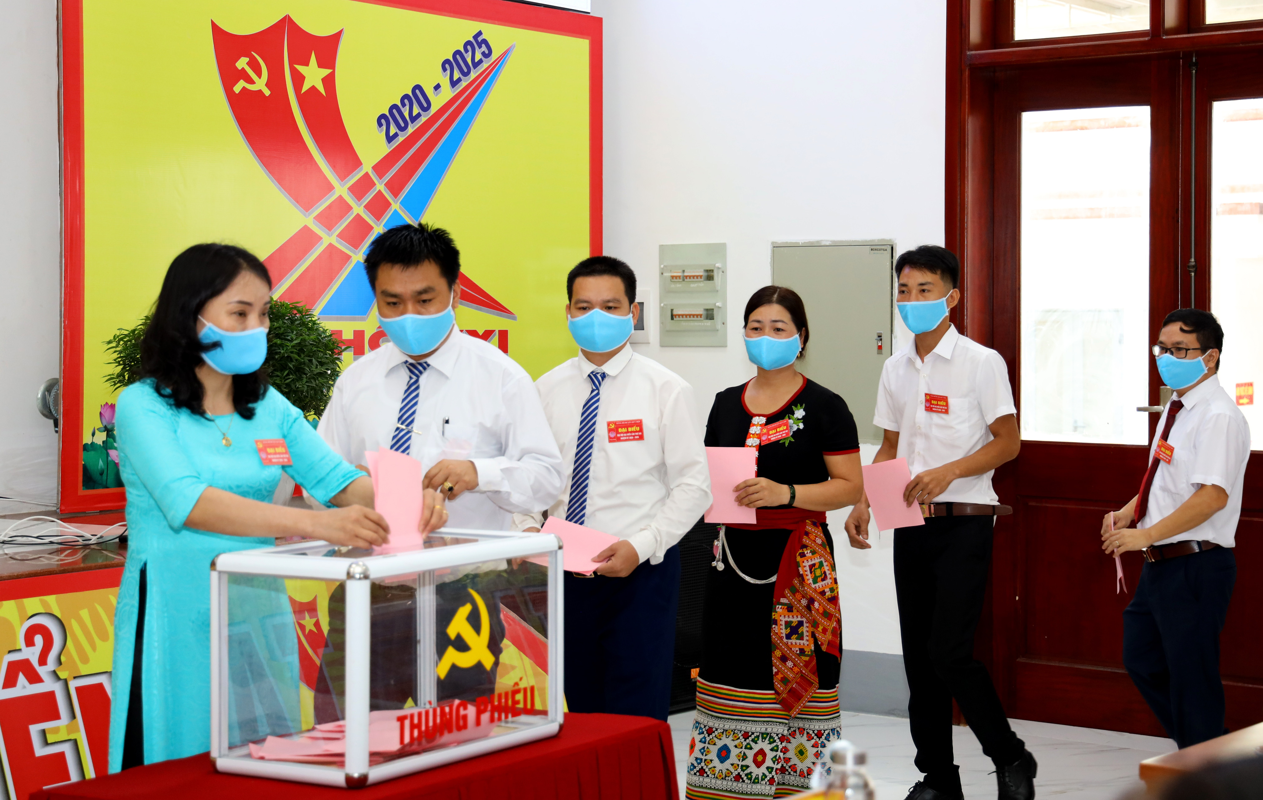 Các đại biểu bầu BCH Đảng bộ huyện Quỳ Hợp, nhiệm kỳ 2020-2025. Ảnh Nguyên Sơn