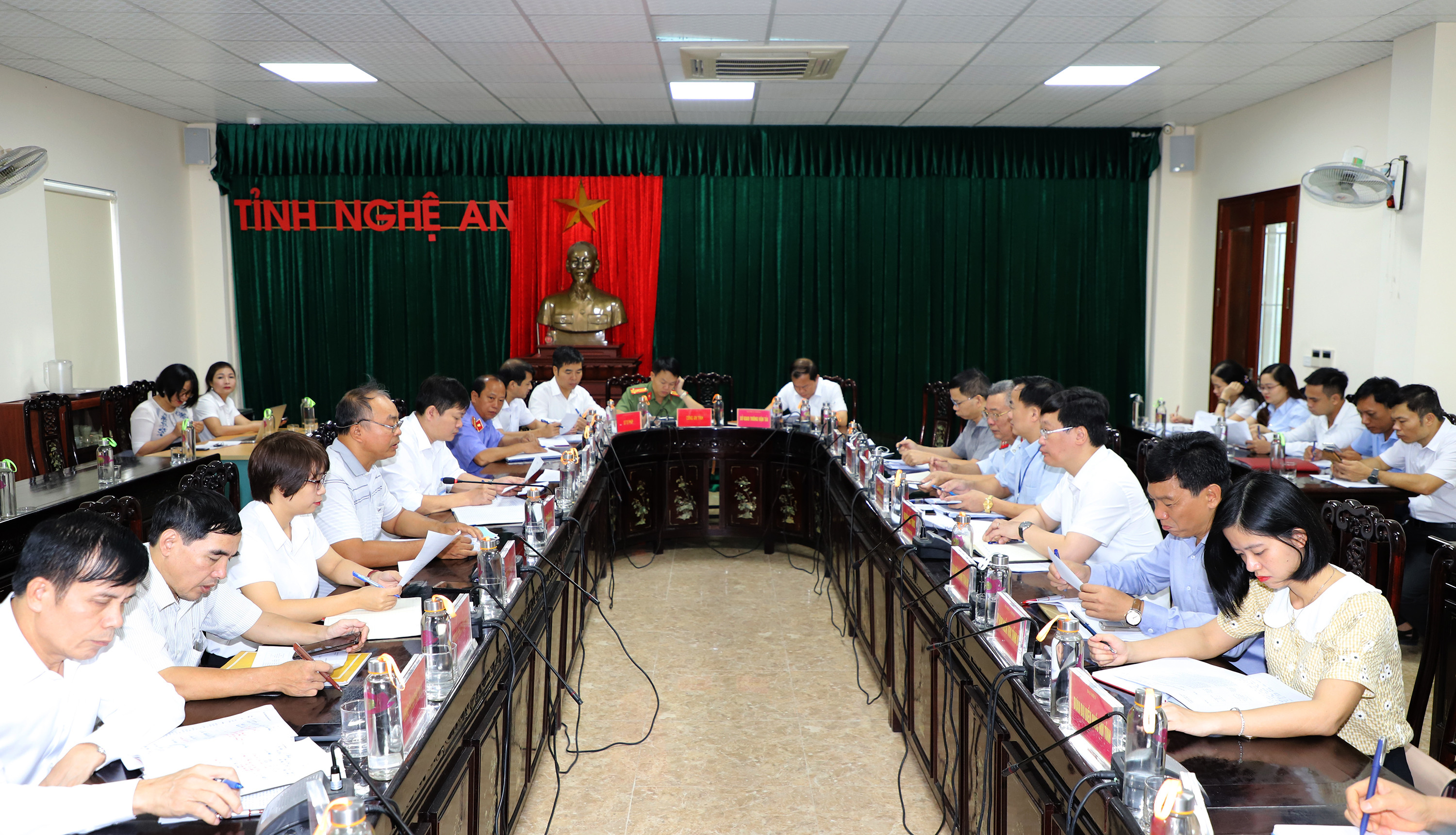 Toàn cảnh phiên tiếp công dân tháng 8/2020 của Chủ tịch UBND tỉnh Nguyễn Đức Trung. Ảnh: Phạm Bằng