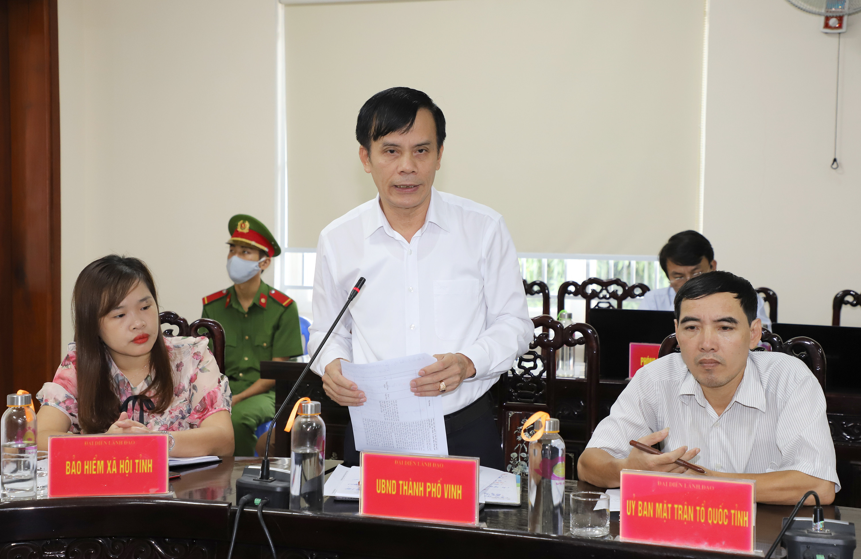 Ông Trần Ngọc Tú - Chủ tịch UBND TP Vinh báo cáo kết quả và đề xuất hướng giải quyết các nội dung công dân kiến nghị. Ảnh: Phạm Bằng