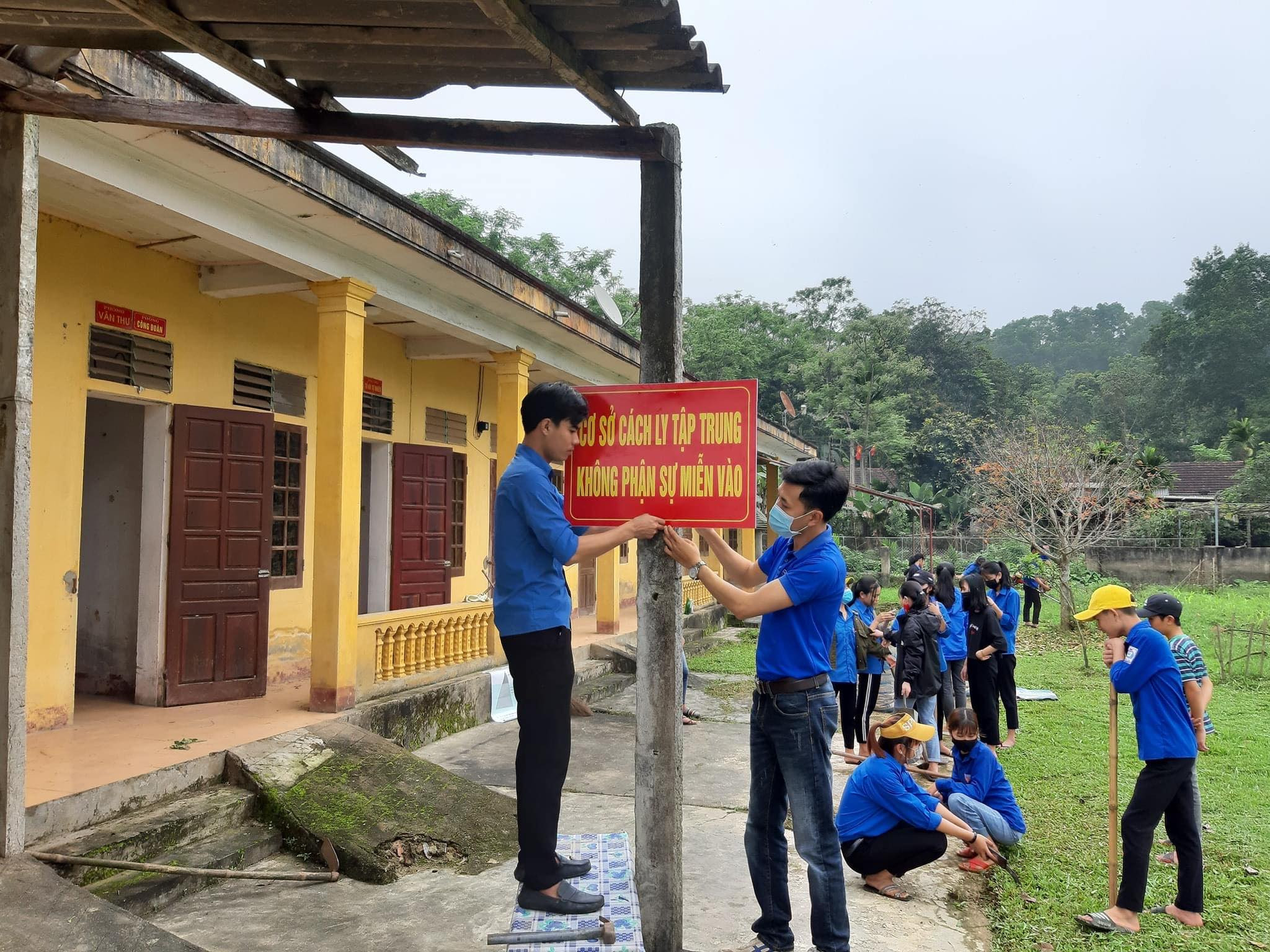  Sau khi có thông tin có người từ Đà Nẵng về, chính quyền xã Thanh Lâm đã cắt cử lực lượng TNTN dọn dẹp khu cách ly tập trung. Ảnh: Diệp Phương