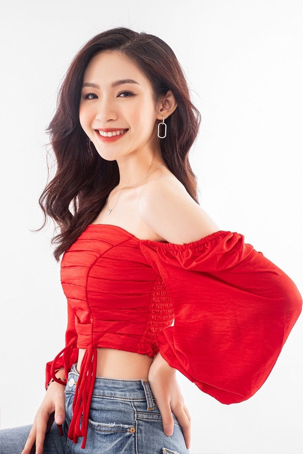 Xuất hiện trên trang chủ Hoa hậu Việt Nam, thí sinh Đậu Hải Minh Anh gây chú ý với người hâm mộ bởi nhan sắc nhẹ nhàng, tinh khôi và được ví như 