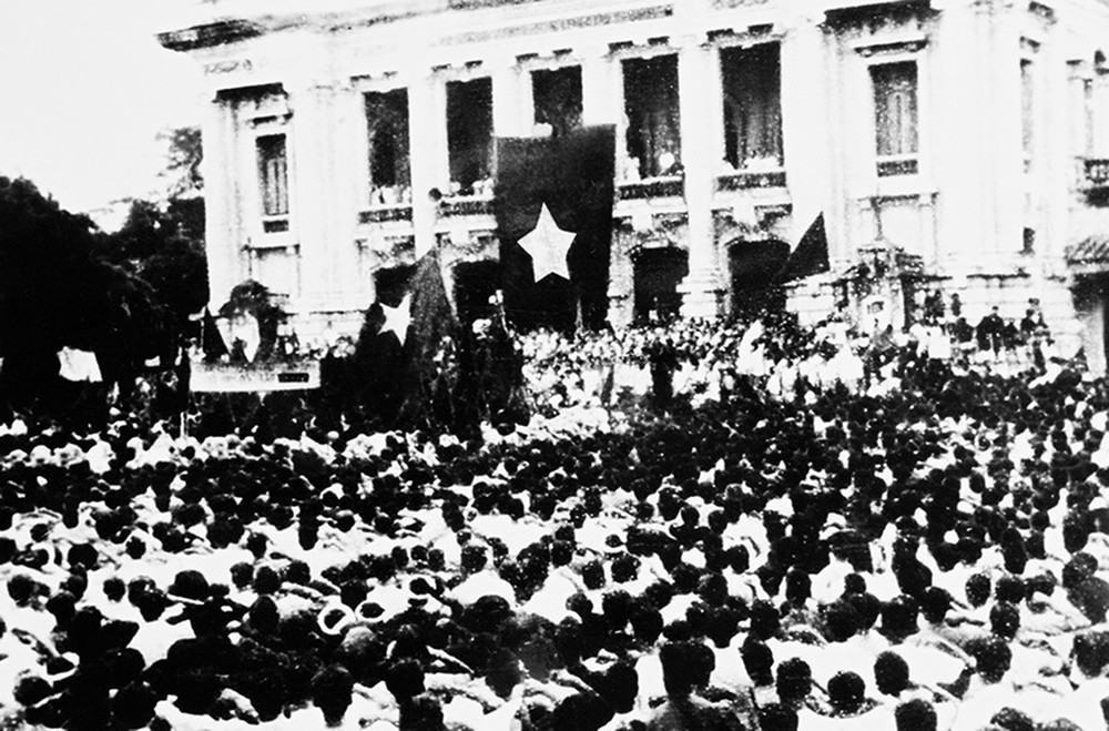 Cuộc mít tinh phát động khởi nghĩa giành chính quyền do Mặt trận Việt Minh tổ chức tại Nhà hát Lớn Hà Nội ngày 19/8/1945. Ảnh: Tư liệu TTXVN