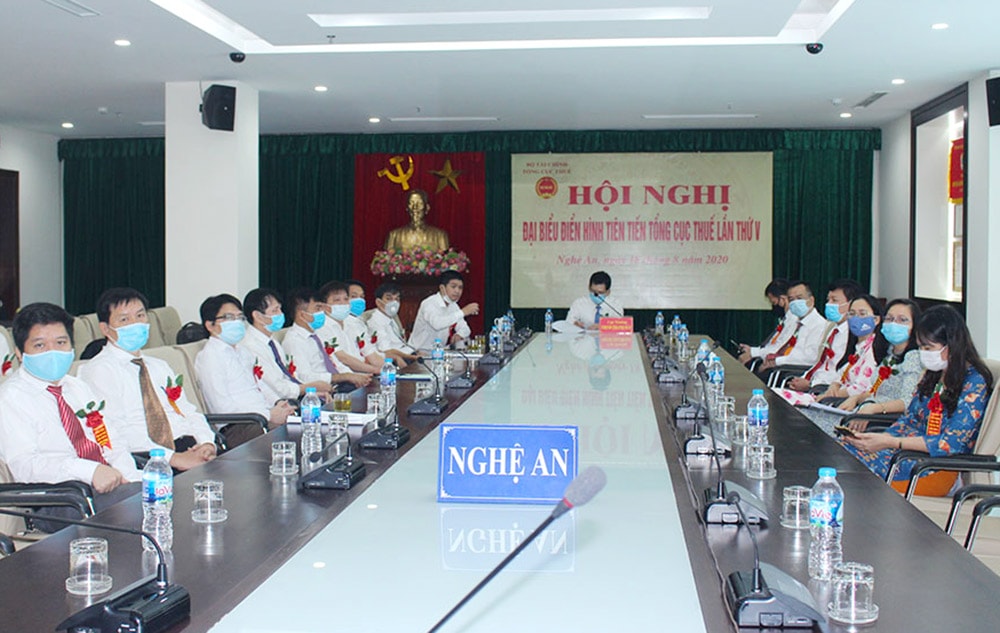 Ông Trịnh Thanh Hải - Cục trưởng Cục thuế Nghệ An chủ trì tại điểm cầu Nghệ An. Ảnh: Phú Hương