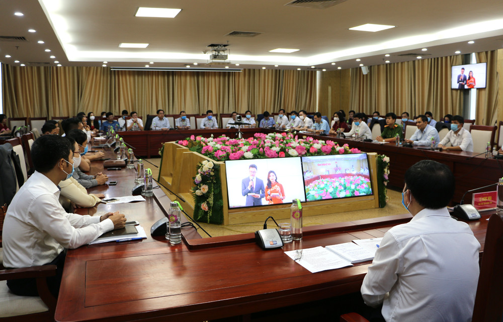Toàn cảnh các đại biểu đại diện các sở ngành, hiệp hội và UBND các huyện thành thị theo dõi sự kiện từ điểm cầu Nghệ An. Ảnh: Nguyễn Hải