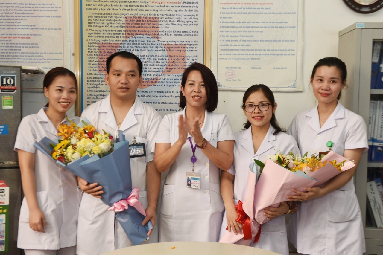 Khoa Xét nghiệm, Bệnh viện Sản Nhi Nghệ An tặng hoa cho 2 cán bộ sắp lên đường tăng viện cho Đà Nẵng. Ảnh: Hoài Giang