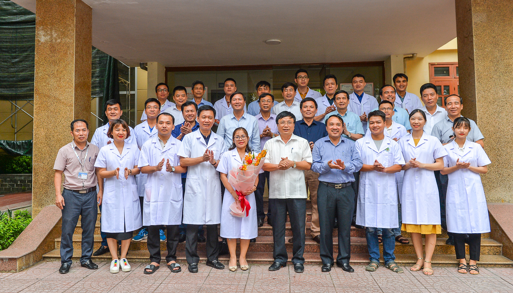Lãnh đạo tỉnh, Sở Y tế và các đơn vị y tế Nghệ An gặp mặt, tặng hoa cho đoàn cán bộ y tế tăng viện cho Đà Nẵng. Ảnh: Thành Cường