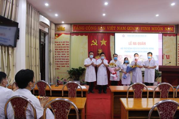 Bệnh viện Sản Nhi Nghệ An đã tổ chức lễ ra quân cho 2 cán bộ y tế tăng viện cho thành phố Đà Nẵng. Ảnh Hoài Giang