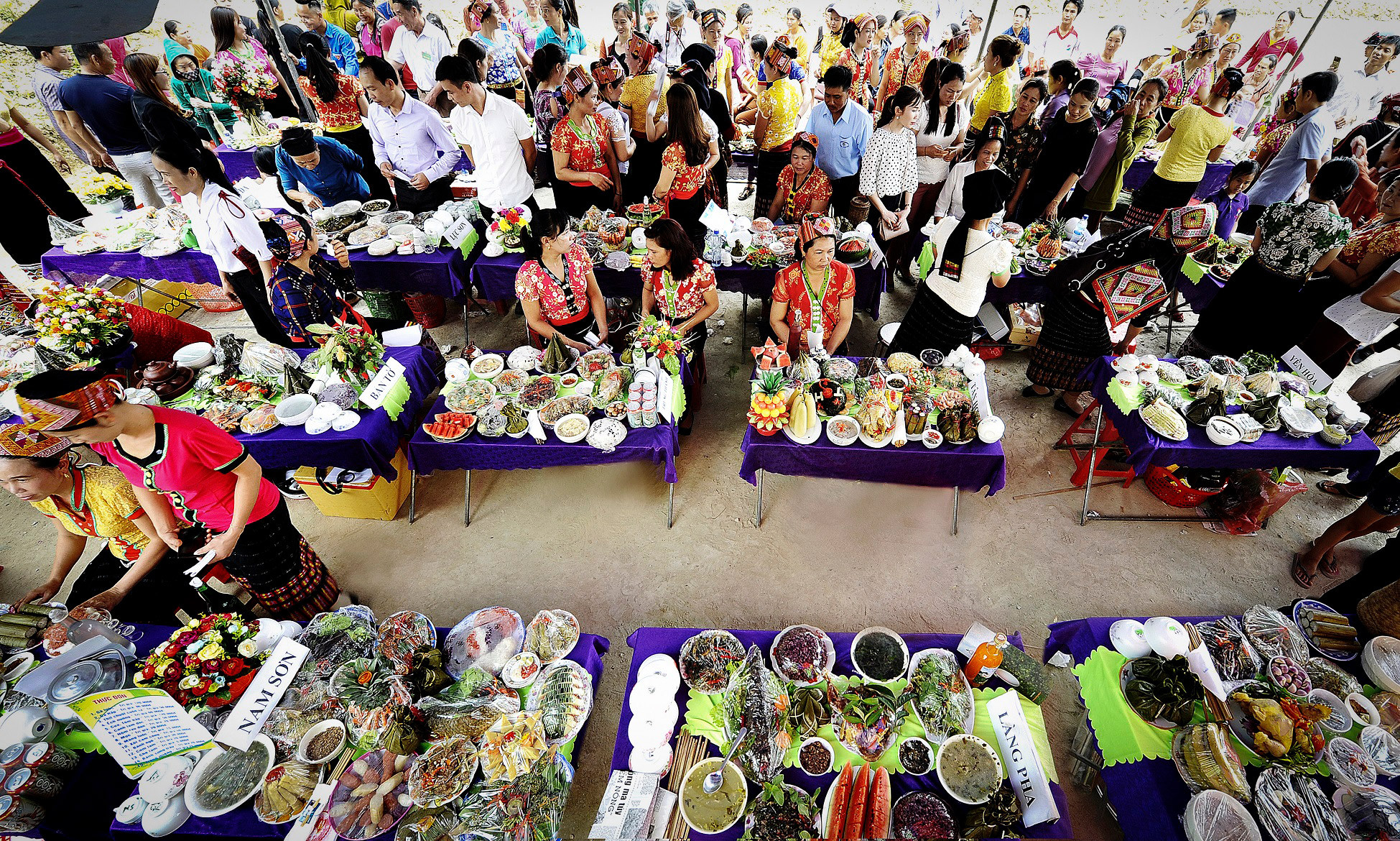Hội chợ ẩm thực miền Tây Nghệ An. Ảnh: Quang Dũng
