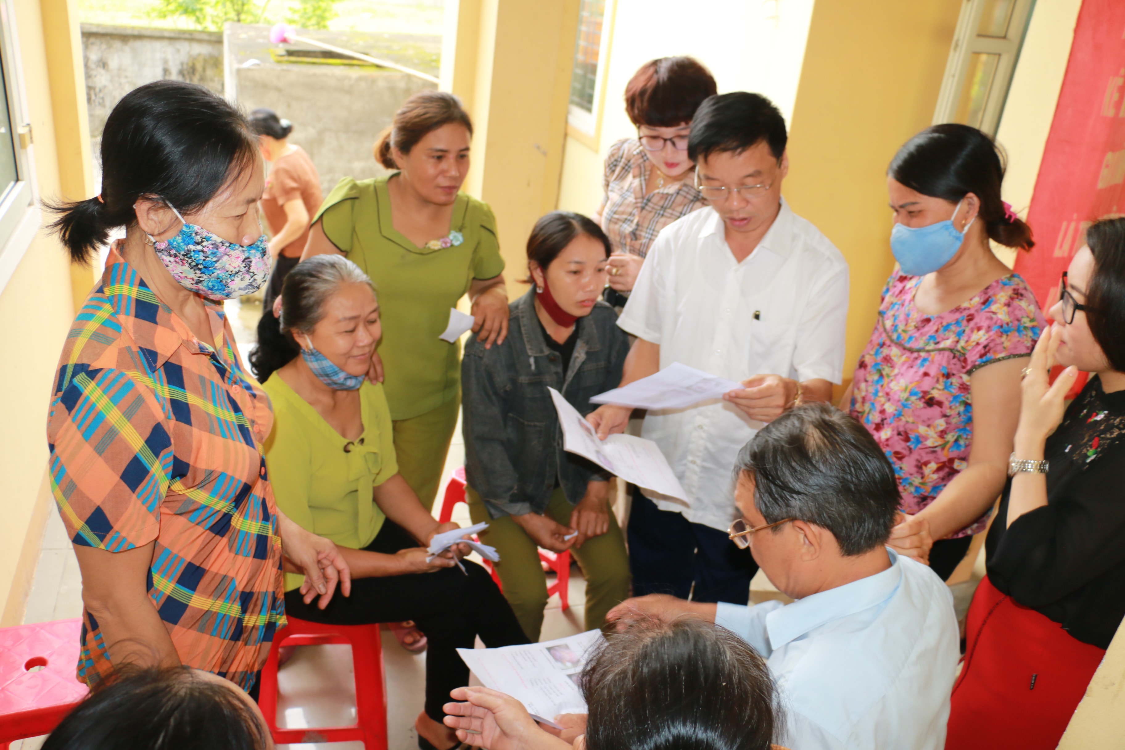 Bác sỹ Nguyễn Bá Tân tư vấn người dân về kiến thức chăm sóc SKSS. Ảnh: Mỹ Hà