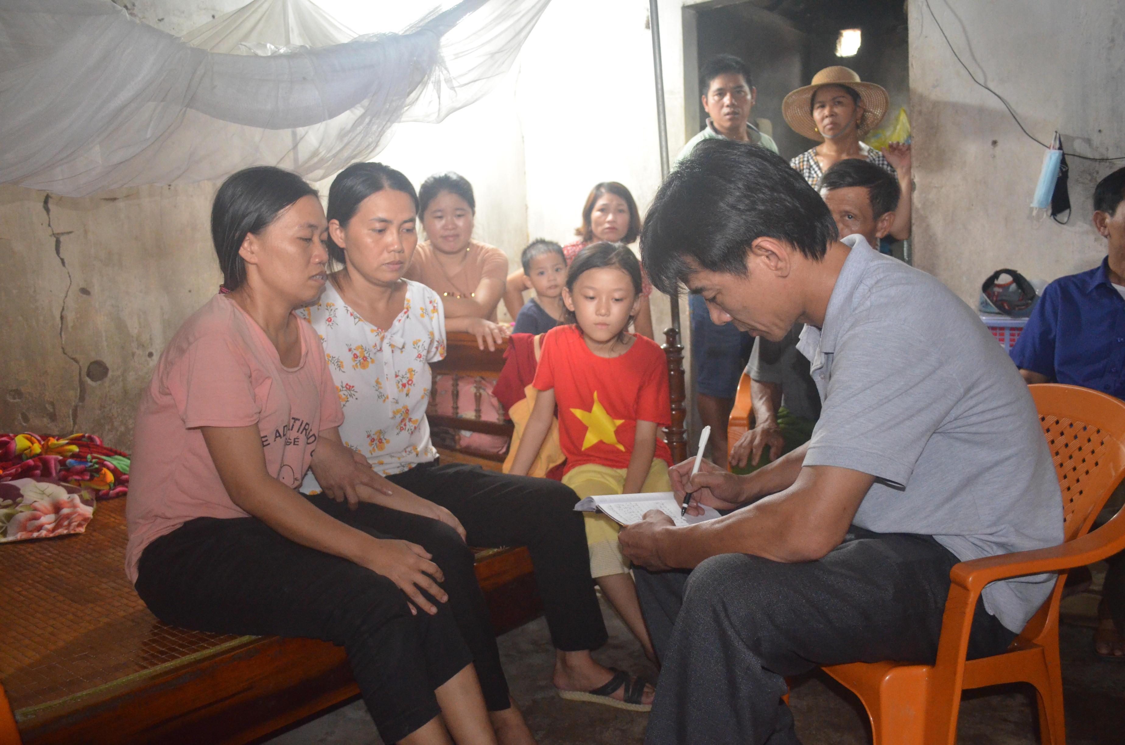 Chị Ngô Thị Chung cùng chị gái Ngô Thị Thanh tường thuật sự việc trước chứng kiến của nhân dân xóm Thượng Sơn