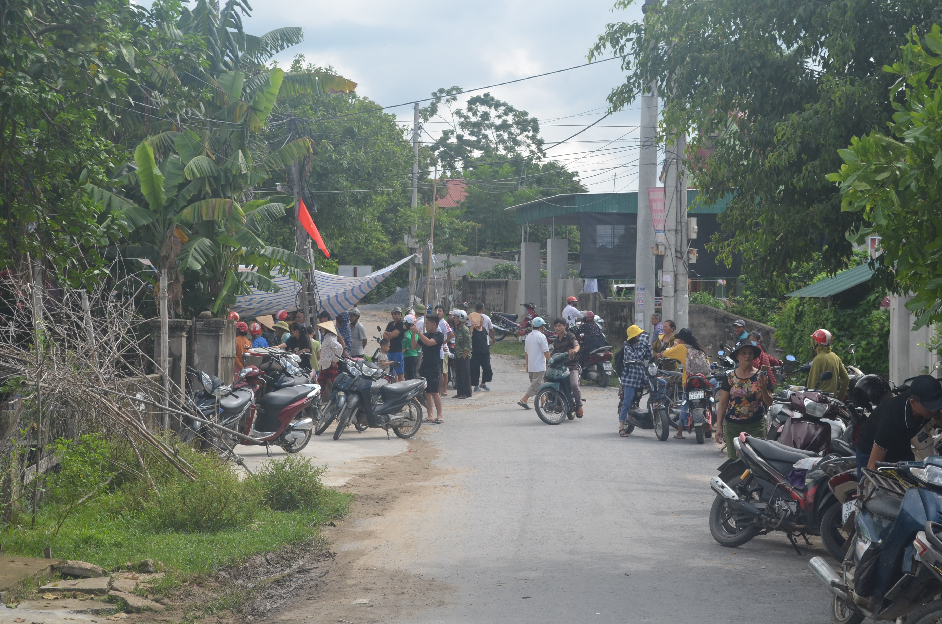 Từ đầu chiều ngày 20/8/2020, có nhiều người dân xóm Phượng Sơn đã kéo đến khu vực lân cận nhà ông Trần Đình Đức. Ảnh: THanh Hải