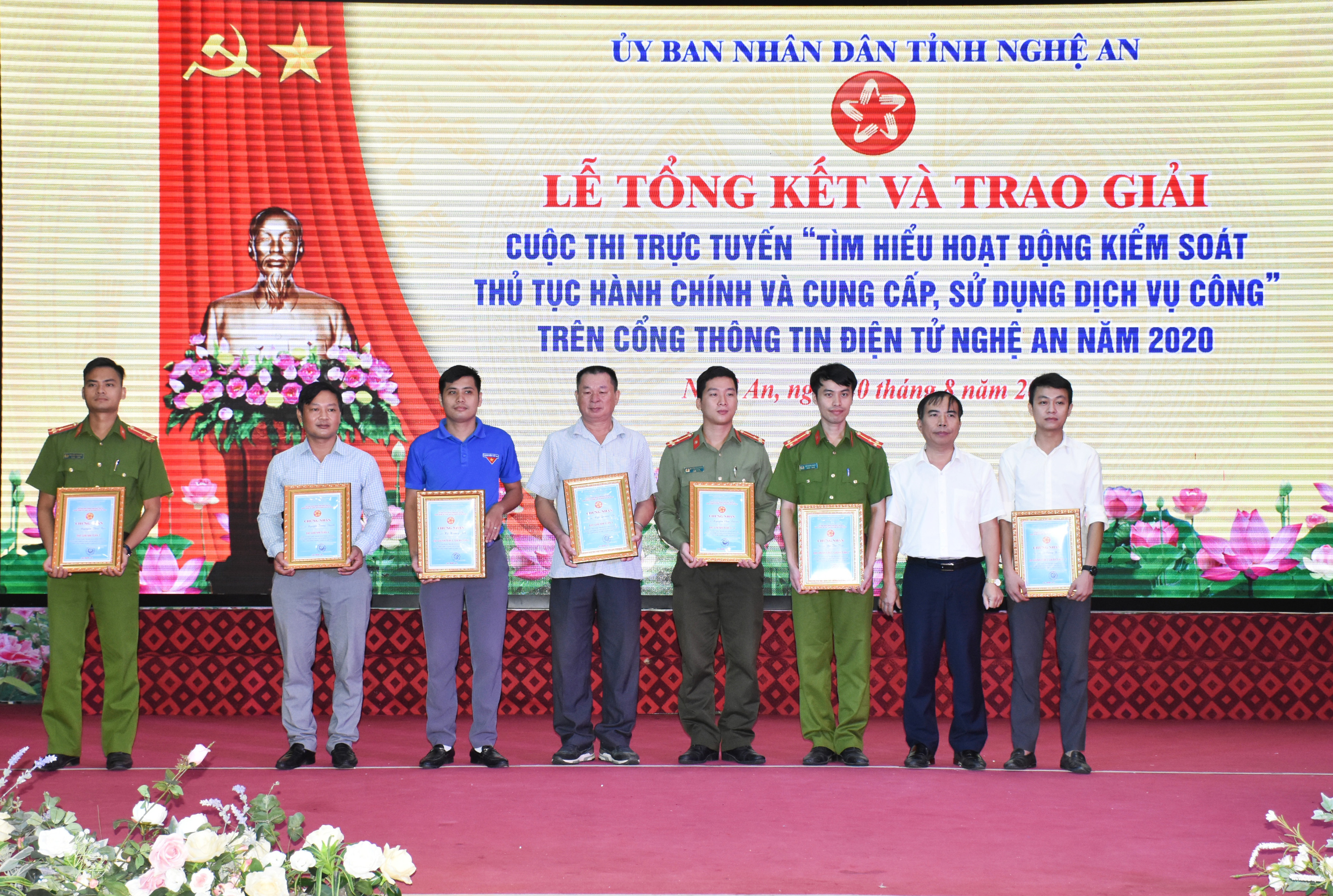 Đồng chí Đào Quang Thiền - Phó Chánh Văn phòng UBND tỉnh trao 