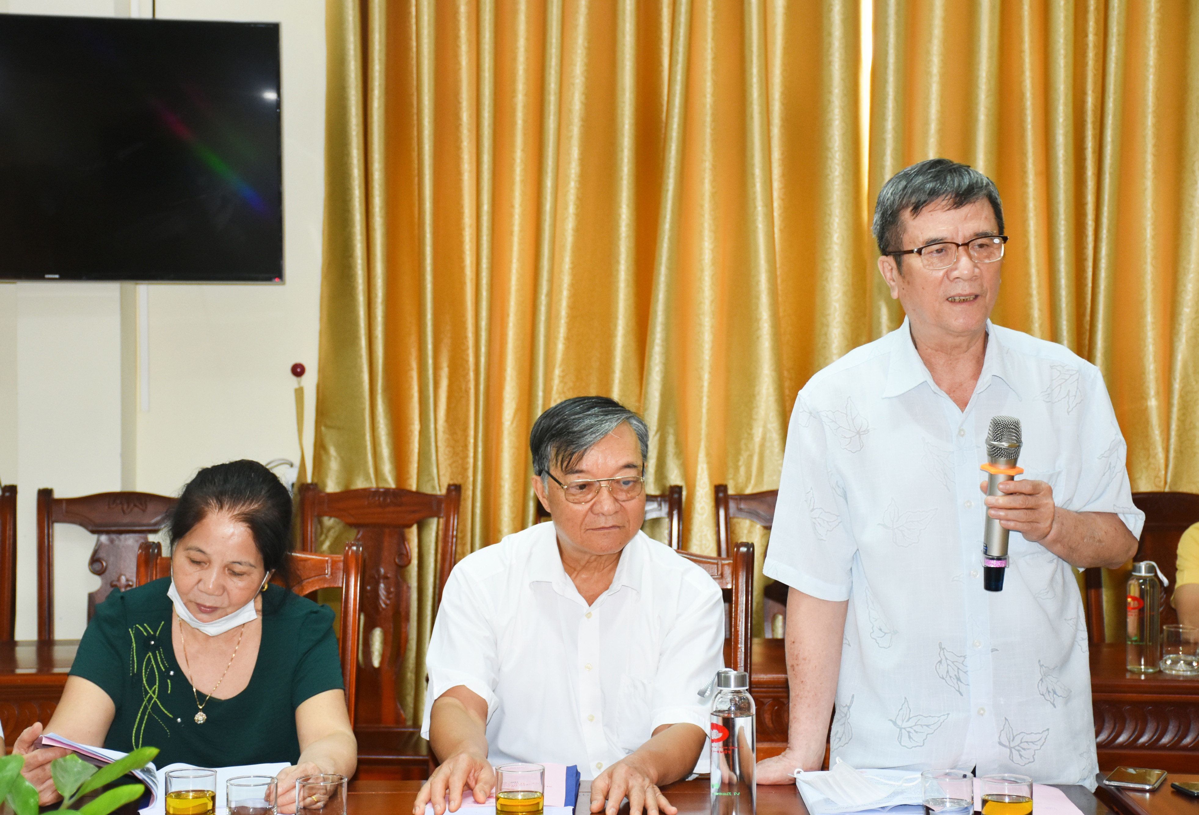 Ông Nguyễn Hồng Nhị - nguyên Chủ tịch Ủy ban MTTQ tỉnh góp ý 