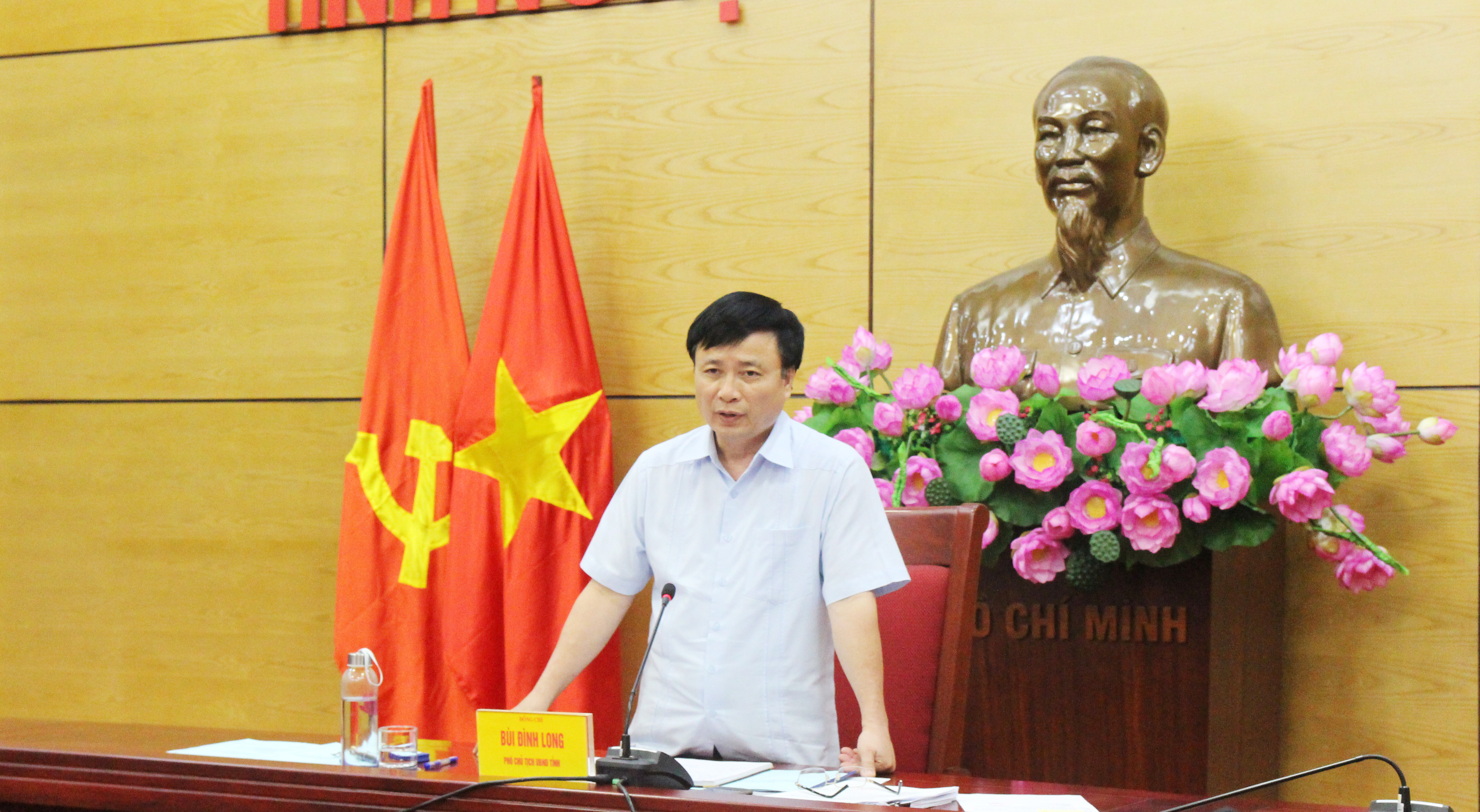 Đồng chí Bùi Đình Long kết luận việc thông qua các nghị quyết. 