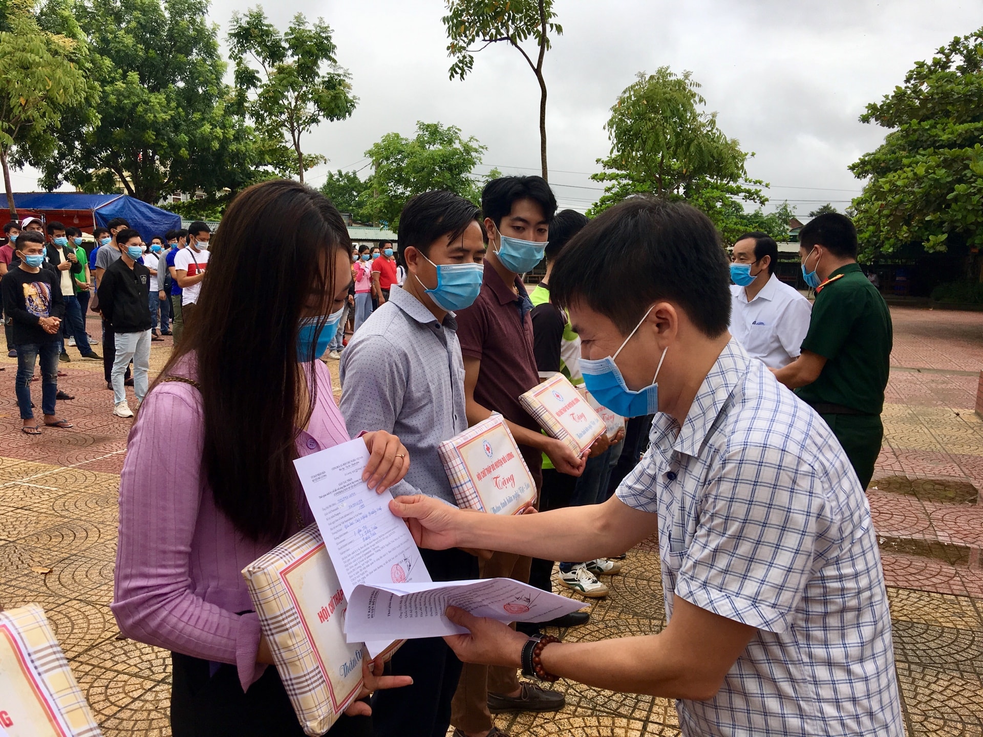 4.Đồng chí Nguyễn Tất Hiệp- Phó bí thư huyện ủy trao giấy chứng nhận và quà cho các công dân hoàn thành đợt cách ly tập trung