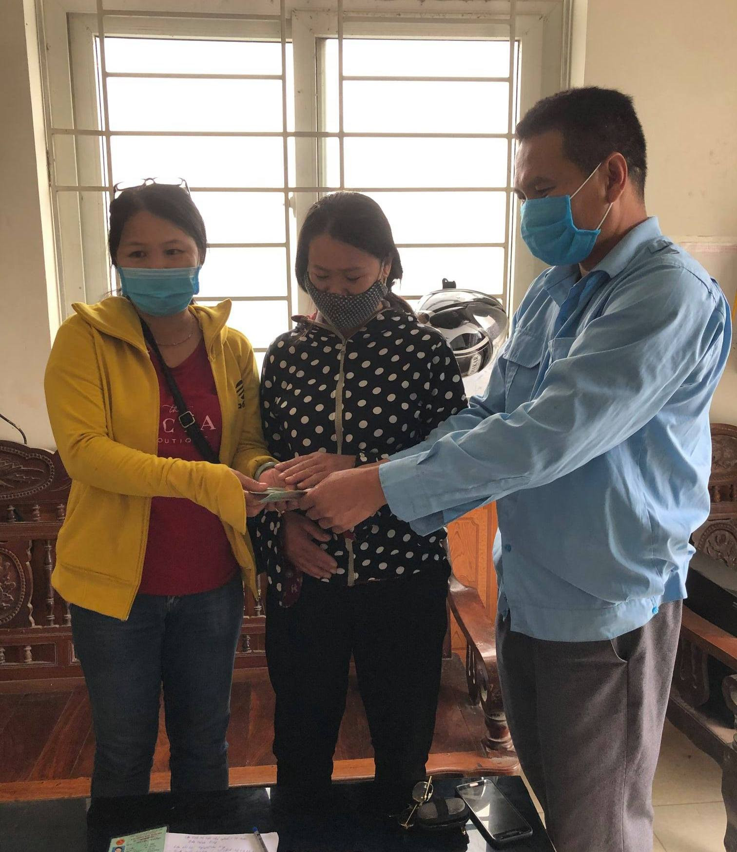 Anh Nguyễn Văn Tráng tận tay trao trả lại số tiền cùng giấy tờ cho chị Hồng