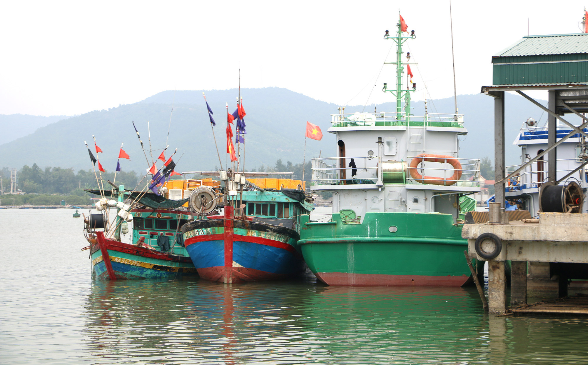 Tàu vỏ sắt đánh bắt xa bờ đang vào neo đậu tại cảng cá Quỳnh Phương. Ảnh: Nguyễn Hải