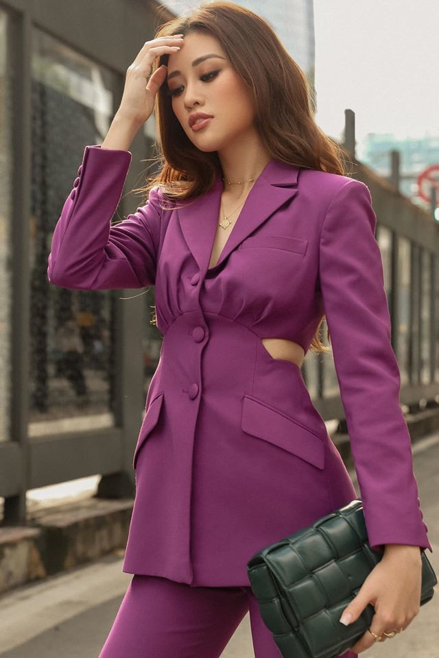 Hoa hậu Khánh Vân mặc vest tím cắt eo gợi cảm trong nắng chiều TP.HCM.