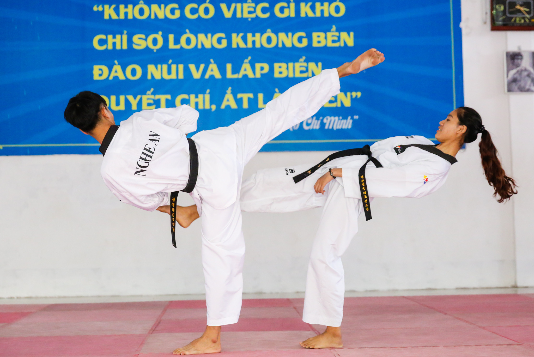 VĐV Nguyễn Thị Thu Hoài đang cùng đồng đội tập luyện những động tác khó trong môn võ Taekwondo. Ảnh: Đức Anh