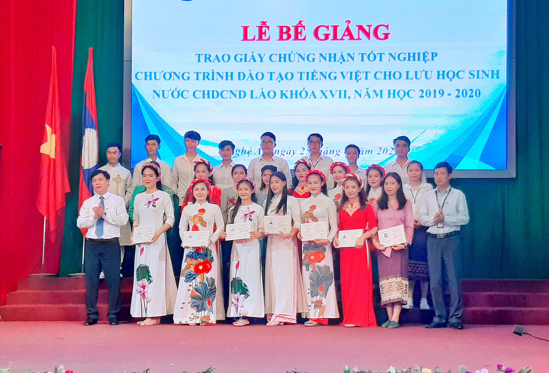 Trao bằng cho học sinh Lào