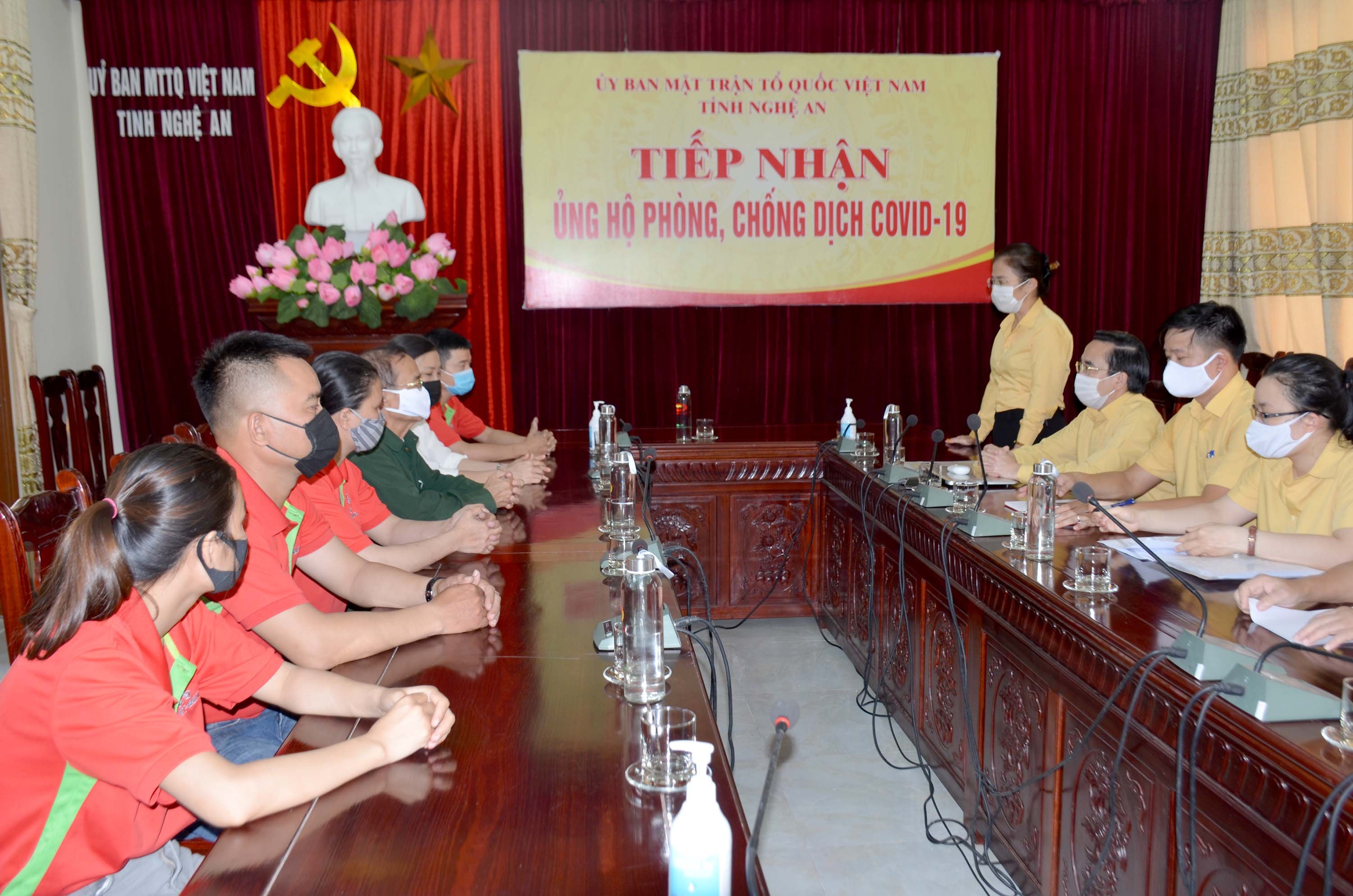 Ủy ban MTTQ tỉnh tiếp nhận quà ủng hộ