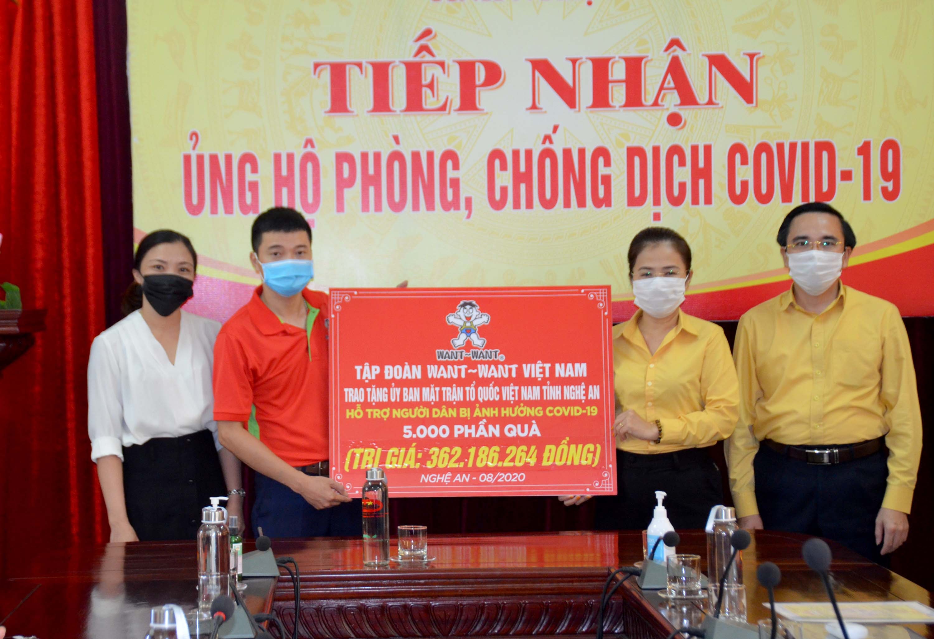 Ủy ban MTTQ tỉnh tiếp nhận quà ủng hộ