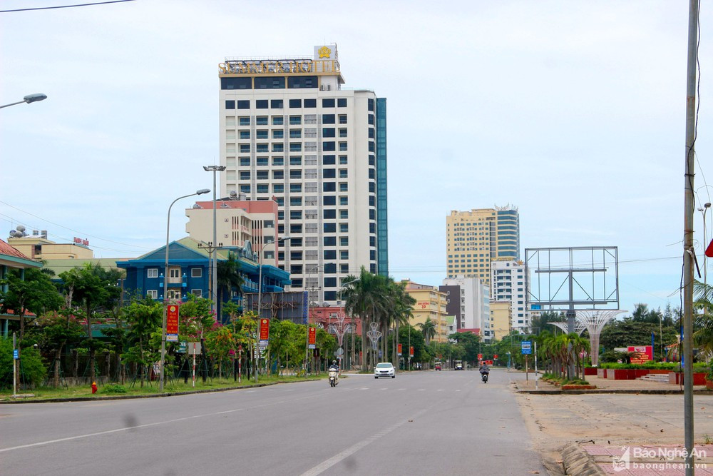 Phố biển Cửa Lò là điểm du lịch mùa hè thu hút nhiều khách du lịch. Tuy nhiên, do ảnh hưởng của dịch Covid-19, nên dù ngày nghỉ cuối tuần vào chiều 15/8/2020, nhưng phố biển này khá đìu hiu, vắng khách. Ảnh: Quang An