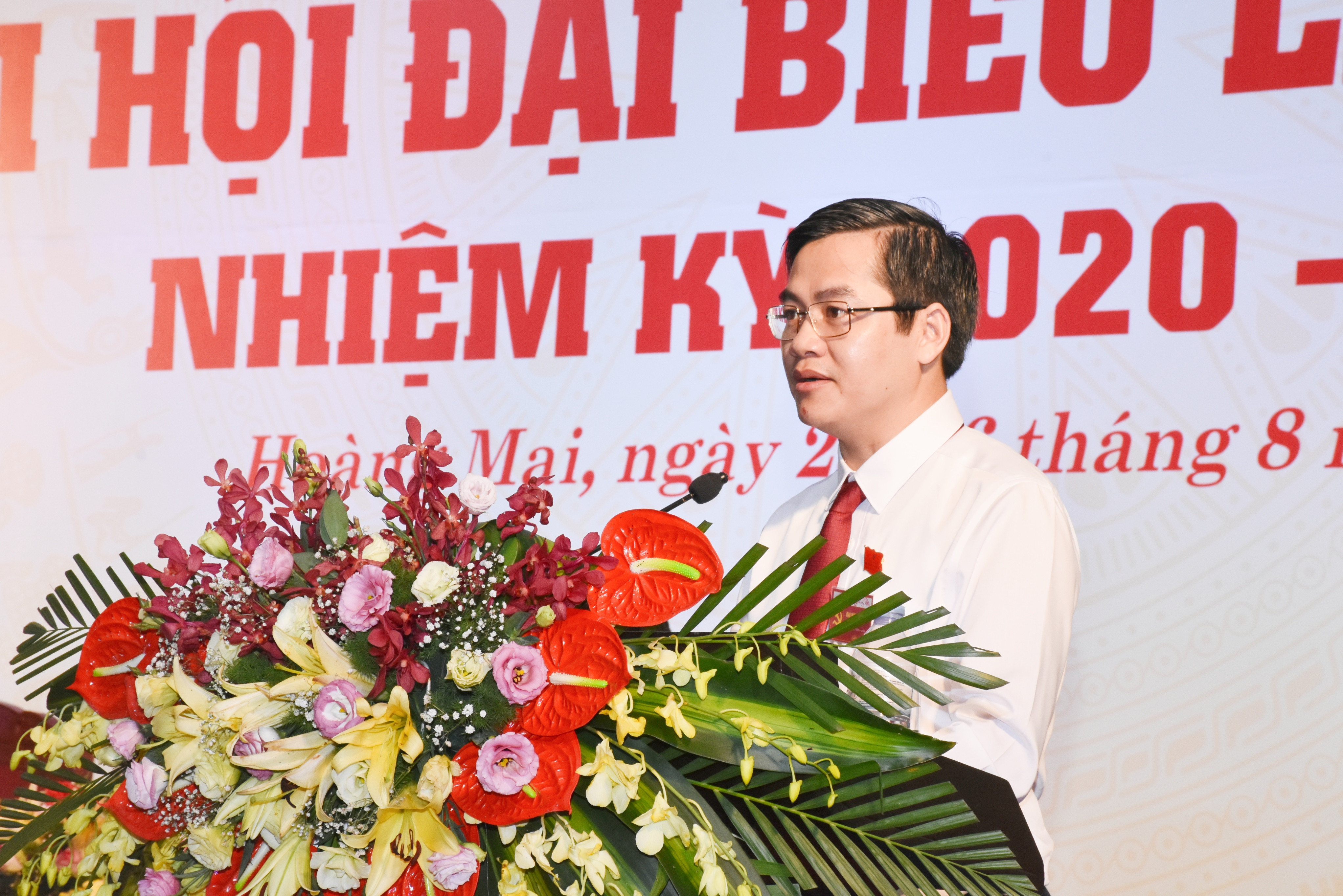 Đồng chí Nguyễn Hữu An - Phó Bí thư Thị ủy, Chủ tịch UBND thị xã Hoàng Mai trình bày báo cáo chính trị của Ban chấp hành Đảng bộ thị xã Hoàng Mai lần thứ I