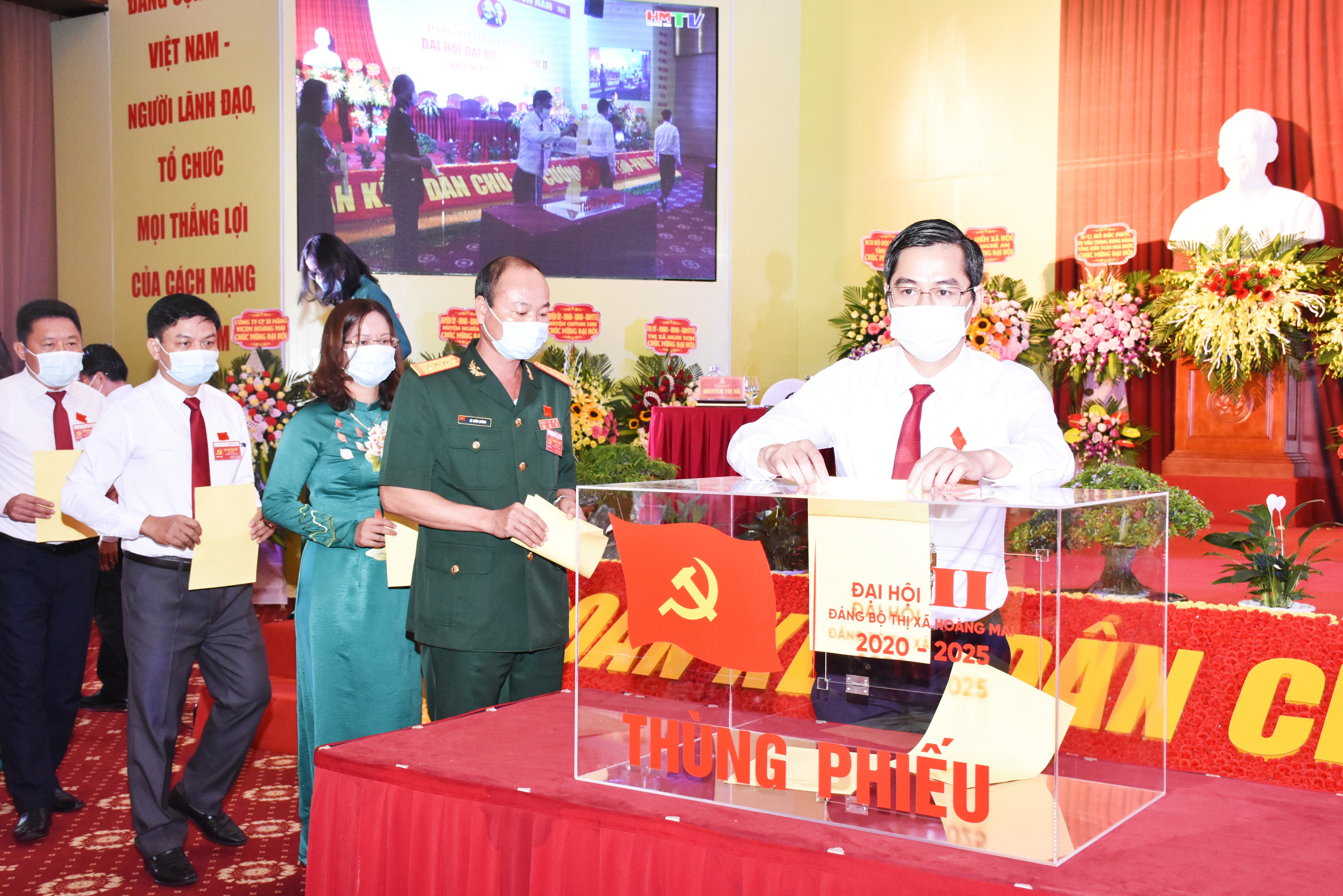 Các đại biểu bỏ phiếu bầu Ban Chấp hành Đảng bộ thị xã Hoàng Mai lần thứ II, nhiệm kỳ 2020-2025. Ảnh: Thanh Lê