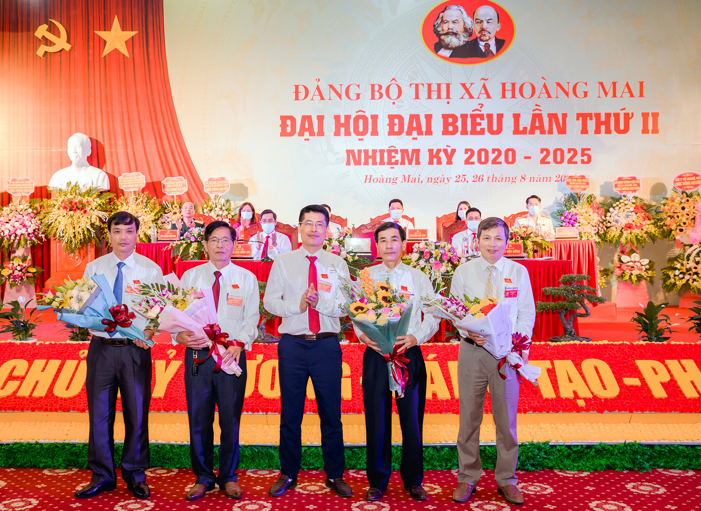 Tặng hoa cho các đồng chí không tham gia Ban chấp hành Đảng bộ thị xã Hoàng Mai nhiệm kỳ 2020-2025. Ảnh: Thanh Lê