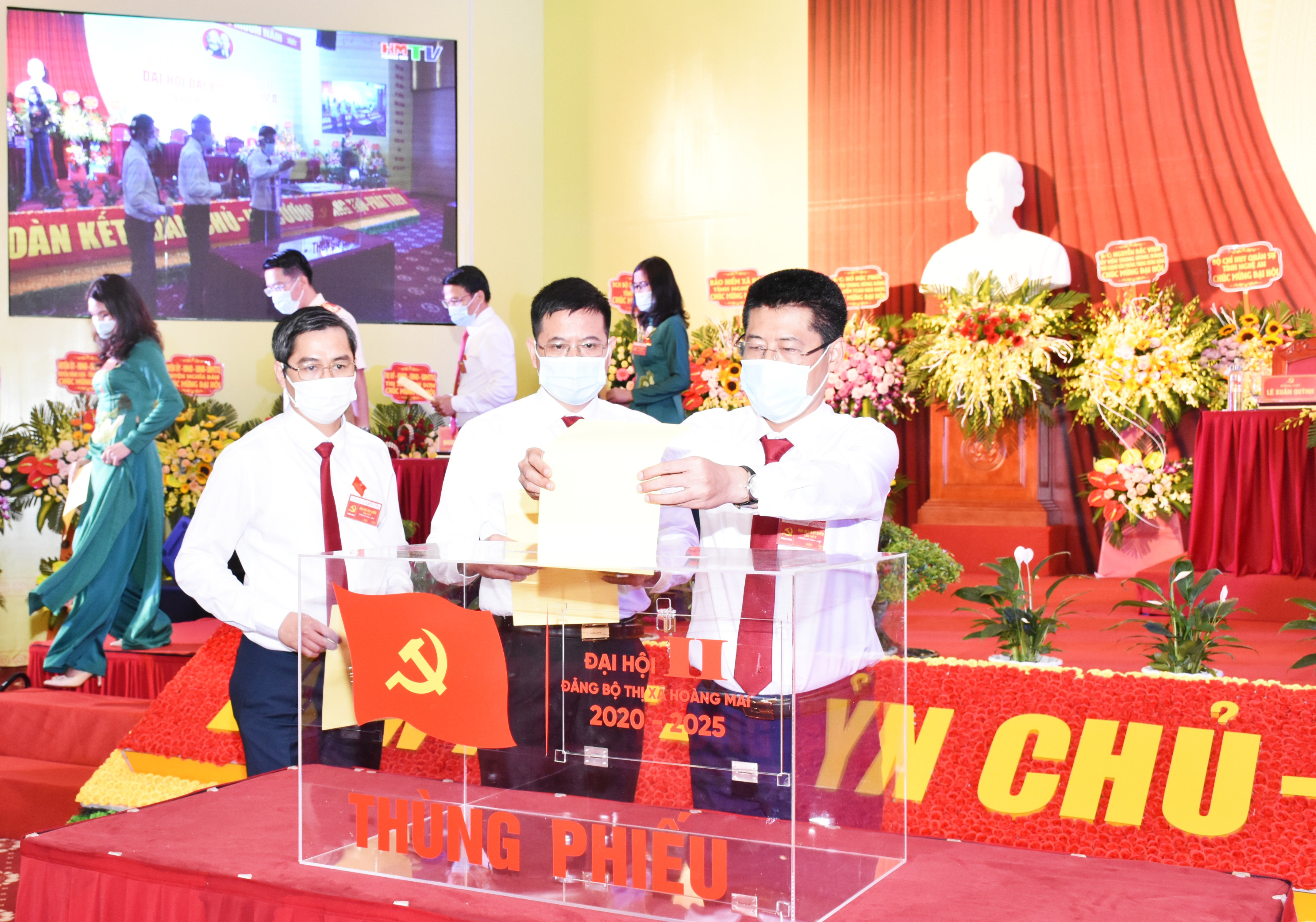 Các đại biểu bỏ phiếu bầu Ban Chấp hành Đảng bộ thị xã Hoàng Mai lần thứ II, nhiệm kỳ 2020-2025. Ảnh: Thanh Lê