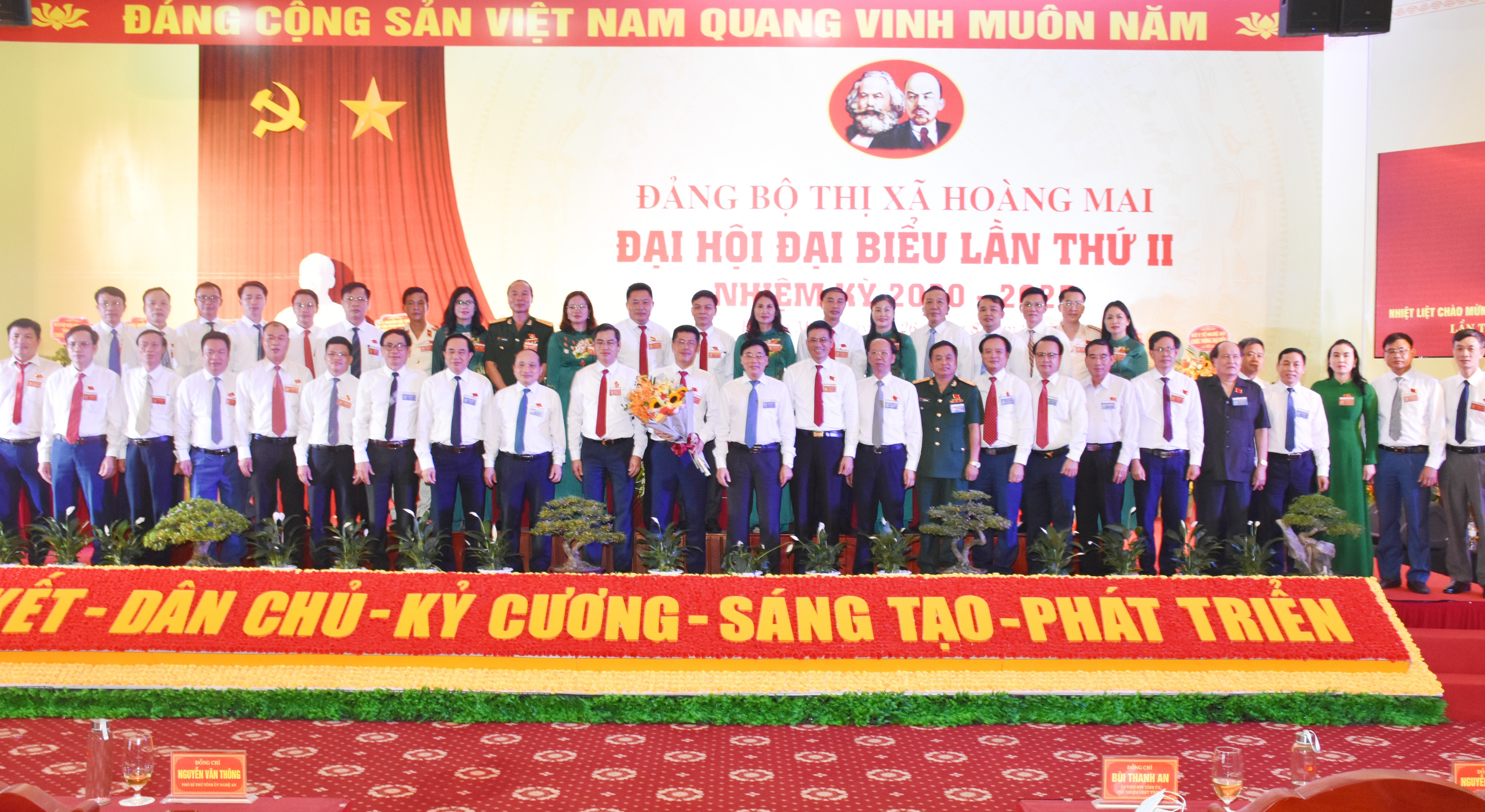 Lãnh đạo tỉnh tặng hoa chúc mừng Ban Chấp hành Đảng bộ thị xã Hoàng Mai lần thứ II, nhiệm kỳ 2020-2025. Ảnh: Thanh Lê